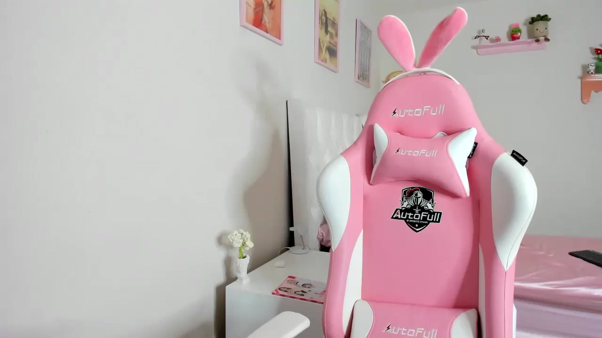 Gallery image thumbnail from Cherrycute666's myfreecams stream on, 10/25/2023, 03:28 image 16 of 20