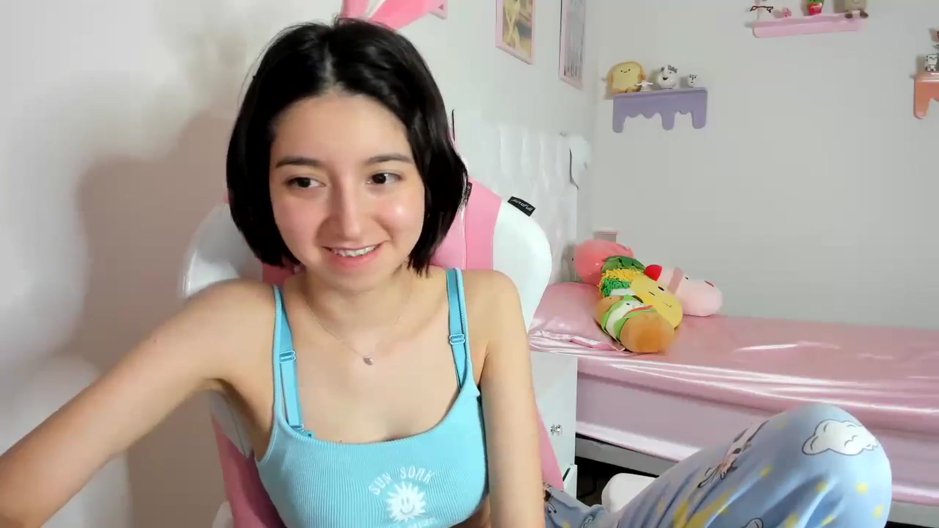 Gallery image thumbnail from Cherrycute666's myfreecams stream on, 10/25/2023, 03:28 image 4 of 20
