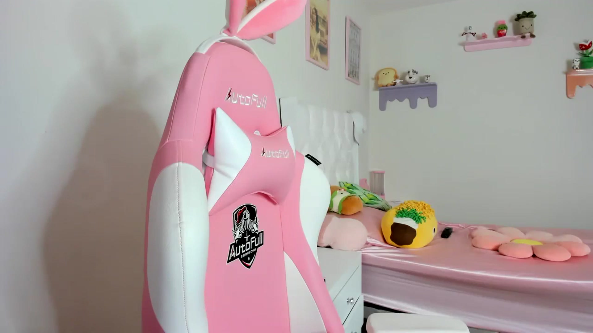 Gallery image thumbnail from Cherrycute666's myfreecams stream on, 10/26/2023, 17:00 image 9 of 20