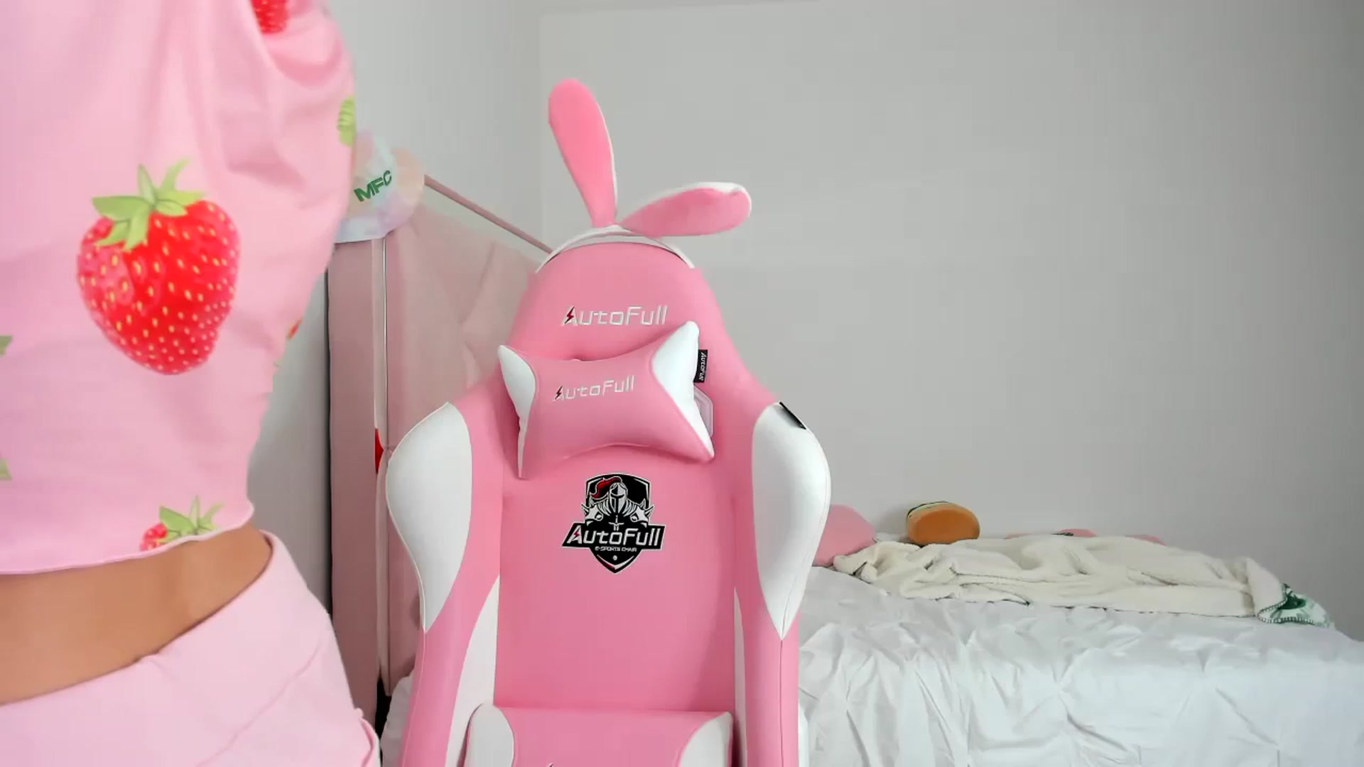 Gallery image thumbnail from Cherrycute666's myfreecams stream on, 11/22/2023, 24:15 image 7 of 20