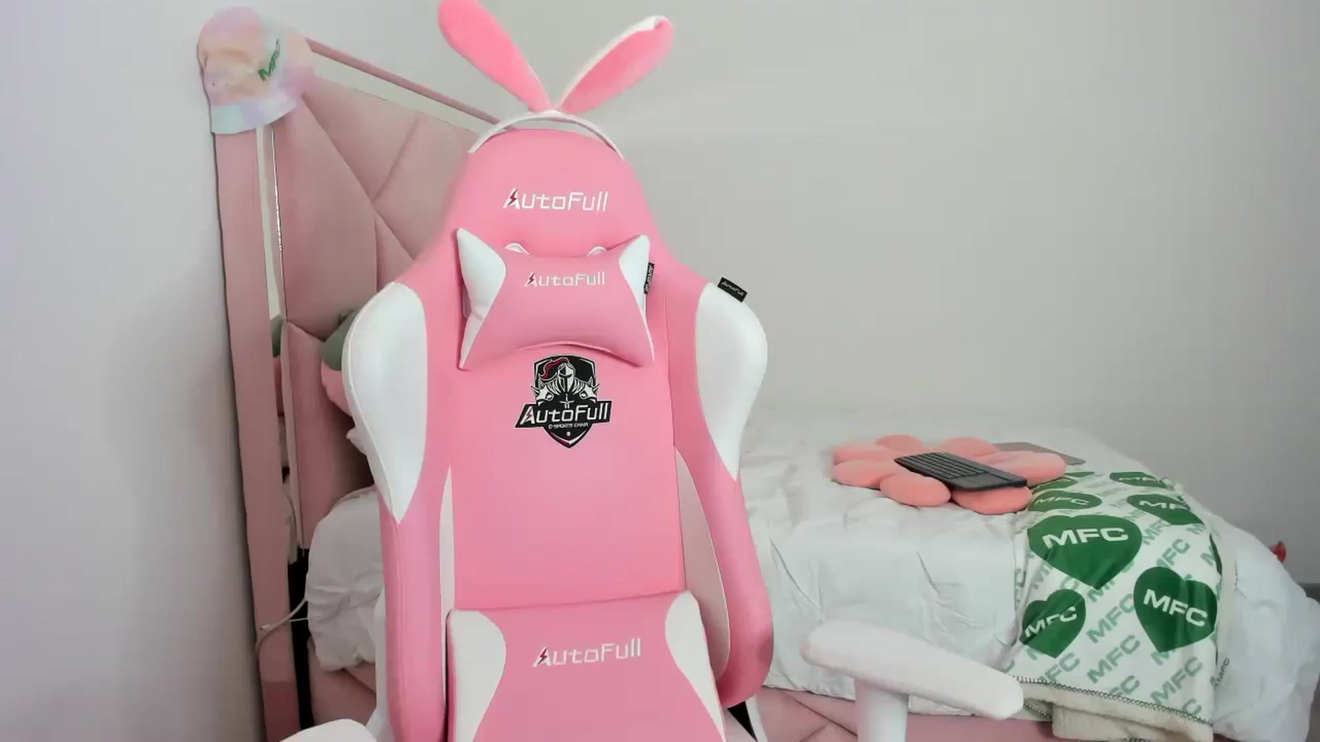 Gallery image thumbnail from Cherrycute666's myfreecams stream on, 11/23/2023, 03:52 image 11 of 20