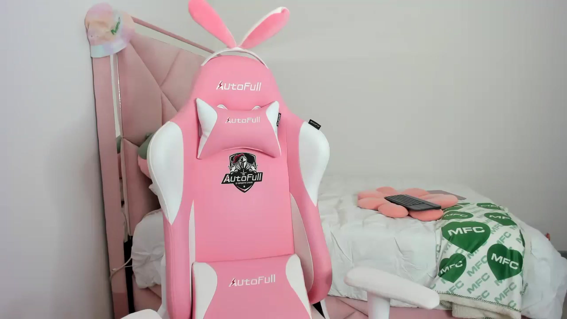 Gallery image thumbnail from Cherrycute666's myfreecams stream on, 11/23/2023, 03:52 image 12 of 20