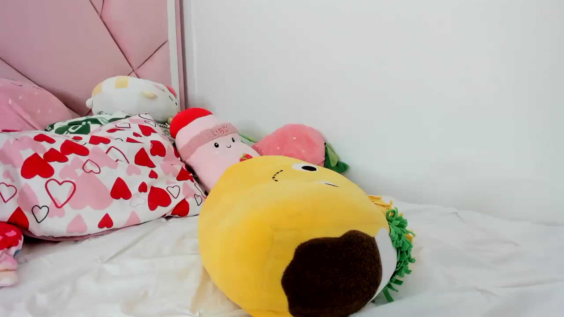 Gallery image thumbnail from Cherrycute666's myfreecams stream on, 11/25/2023, 14:07 image 5 of 20