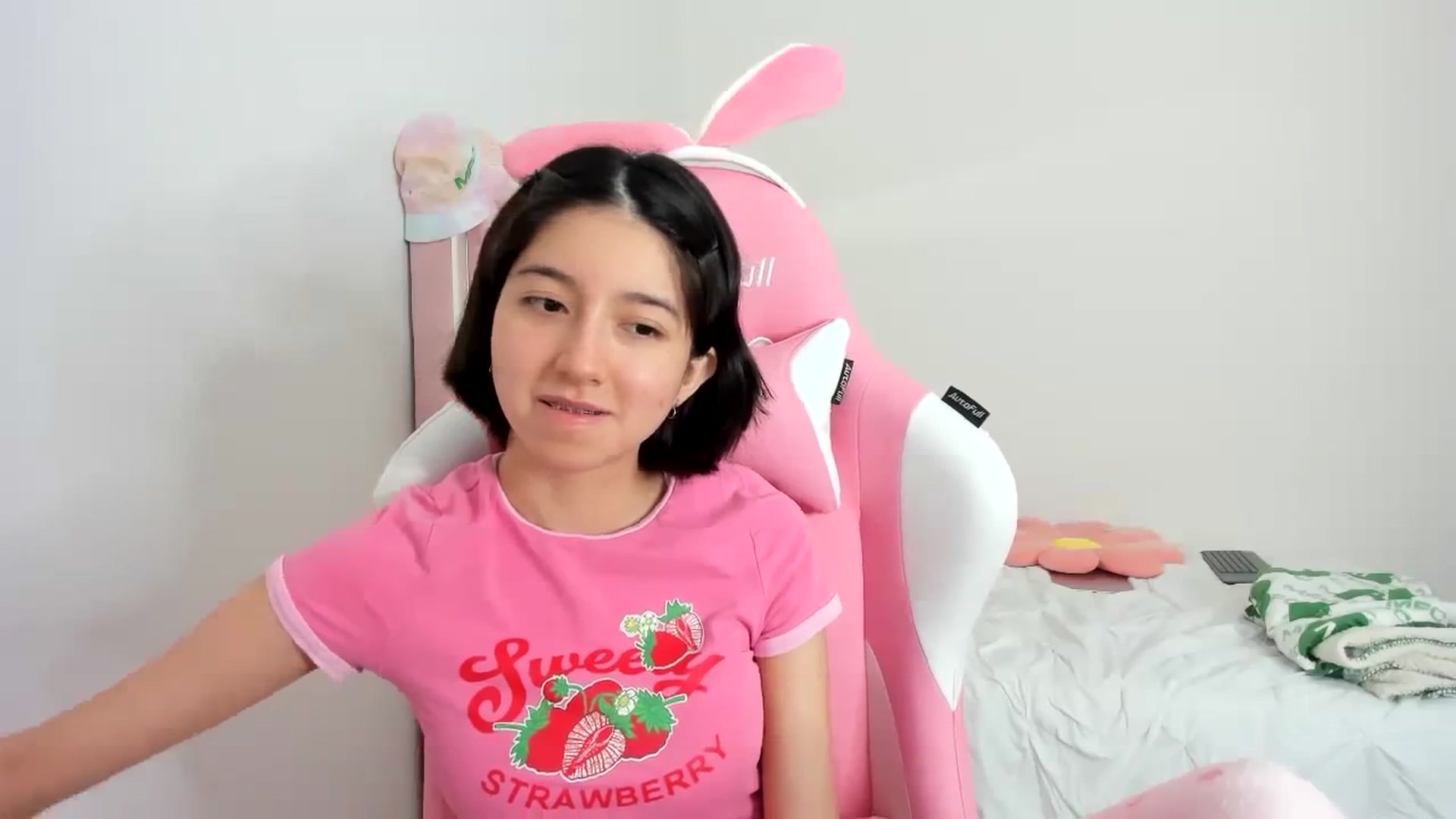 Gallery image thumbnail from Cherrycute666's myfreecams stream on, 11/26/2023, 24:01 image 18 of 20