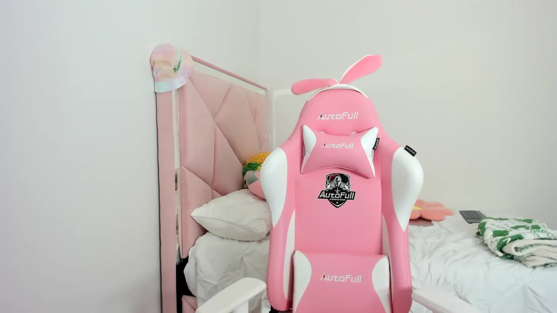 Gallery image thumbnail from Cherrycute666's myfreecams stream on, 11/26/2023, 24:43 image 3 of 20