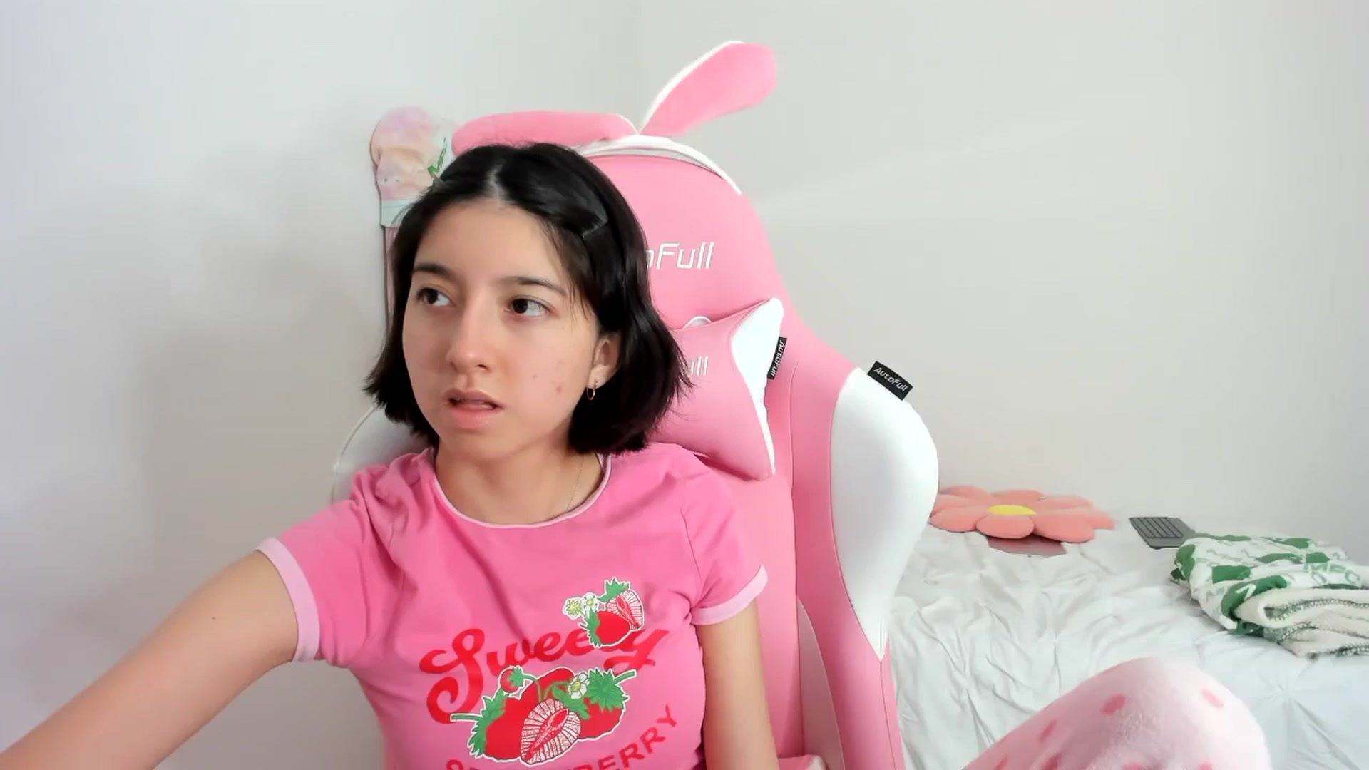 Gallery image thumbnail from Cherrycute666's myfreecams stream on, 11/26/2023, 24:43 image 1 of 20