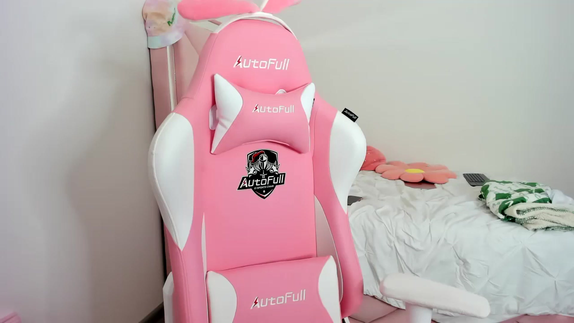 Gallery image thumbnail from Cherrycute666's myfreecams stream on, 11/26/2023, 24:43 image 13 of 20