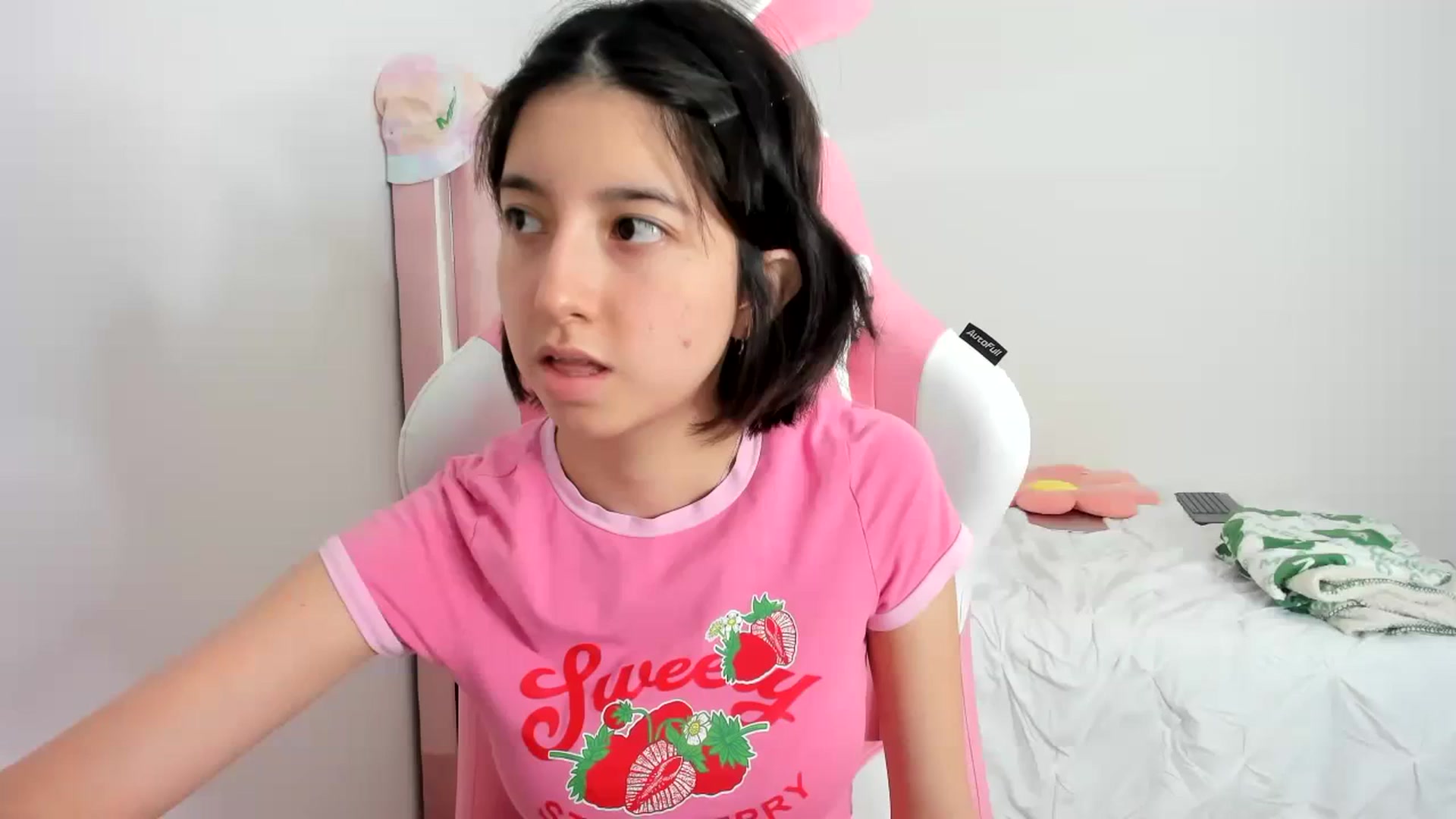 Gallery image thumbnail from Cherrycute666's myfreecams stream on, 11/26/2023, 01:33 image 1 of 20