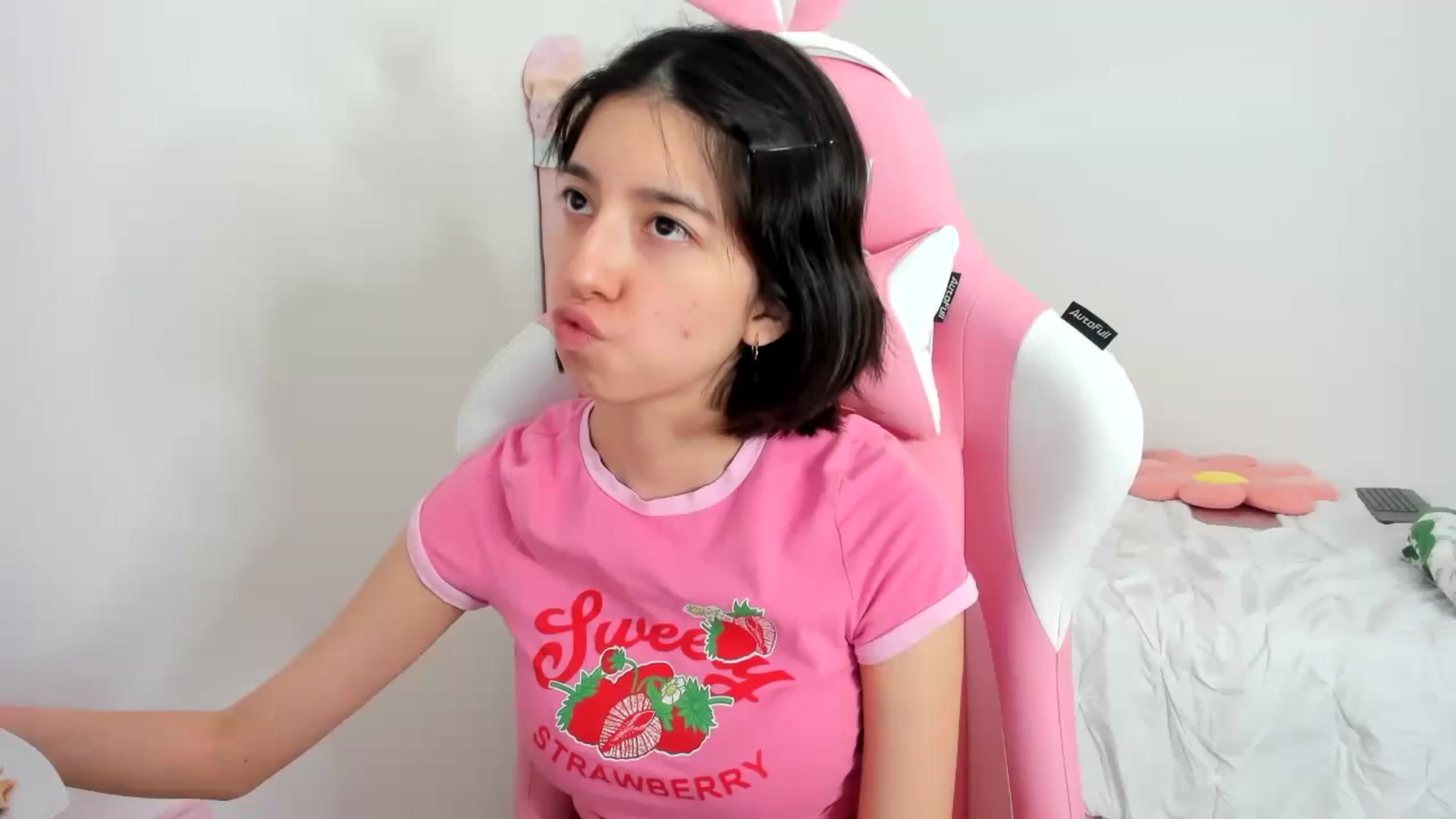 Gallery image thumbnail from Cherrycute666's myfreecams stream on, 11/26/2023, 03:00 image 17 of 20