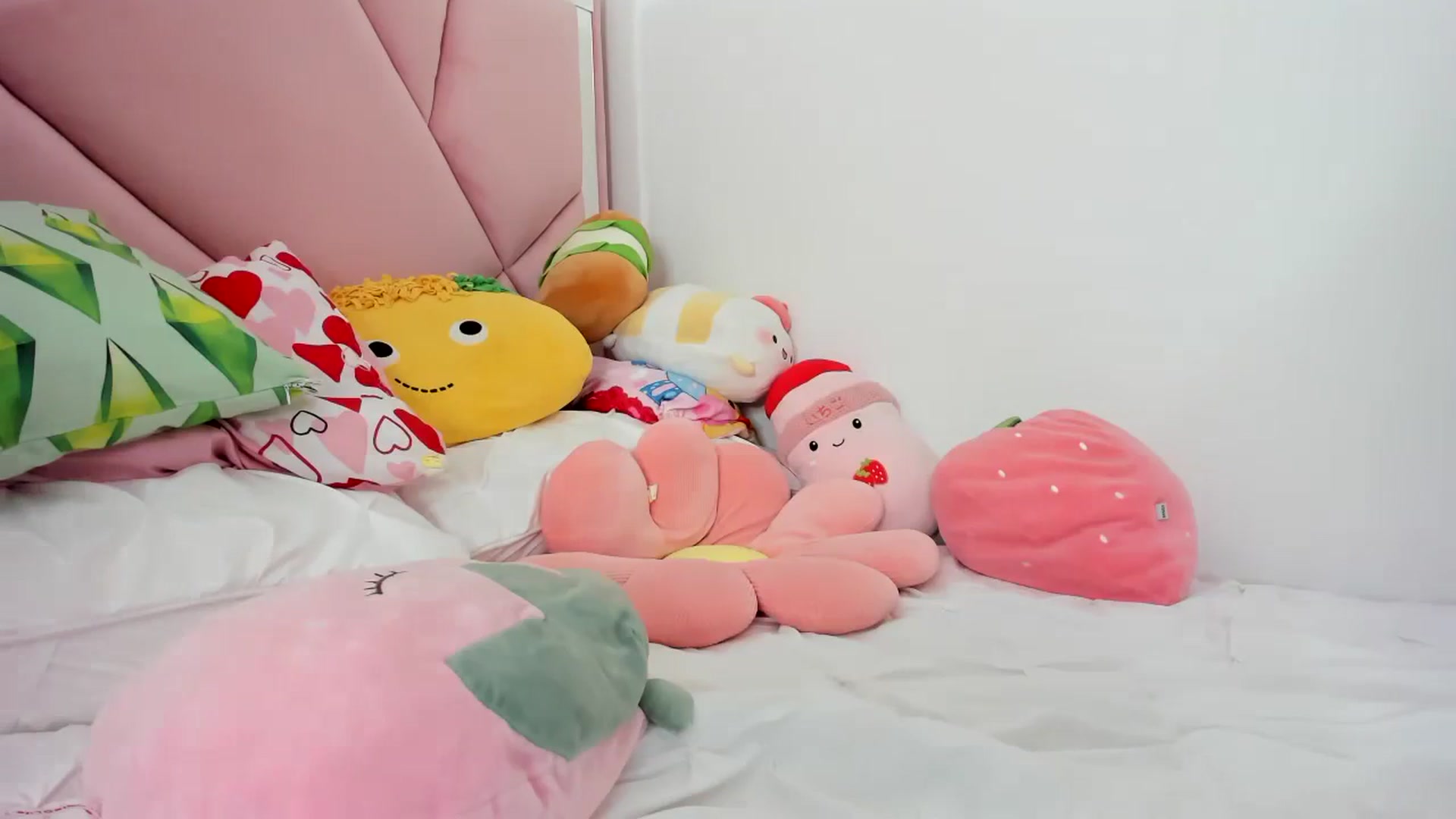 Gallery image thumbnail from Cherrycute666's myfreecams stream on, 11/26/2023, 11:00 image 8 of 20