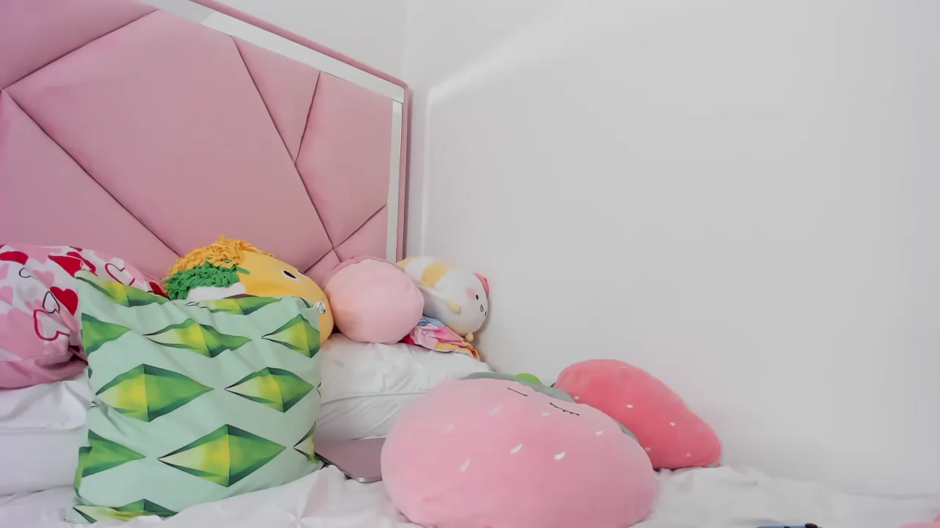 Gallery image thumbnail from Cherrycute666's myfreecams stream on, 11/27/2023, 10:15 image 6 of 20
