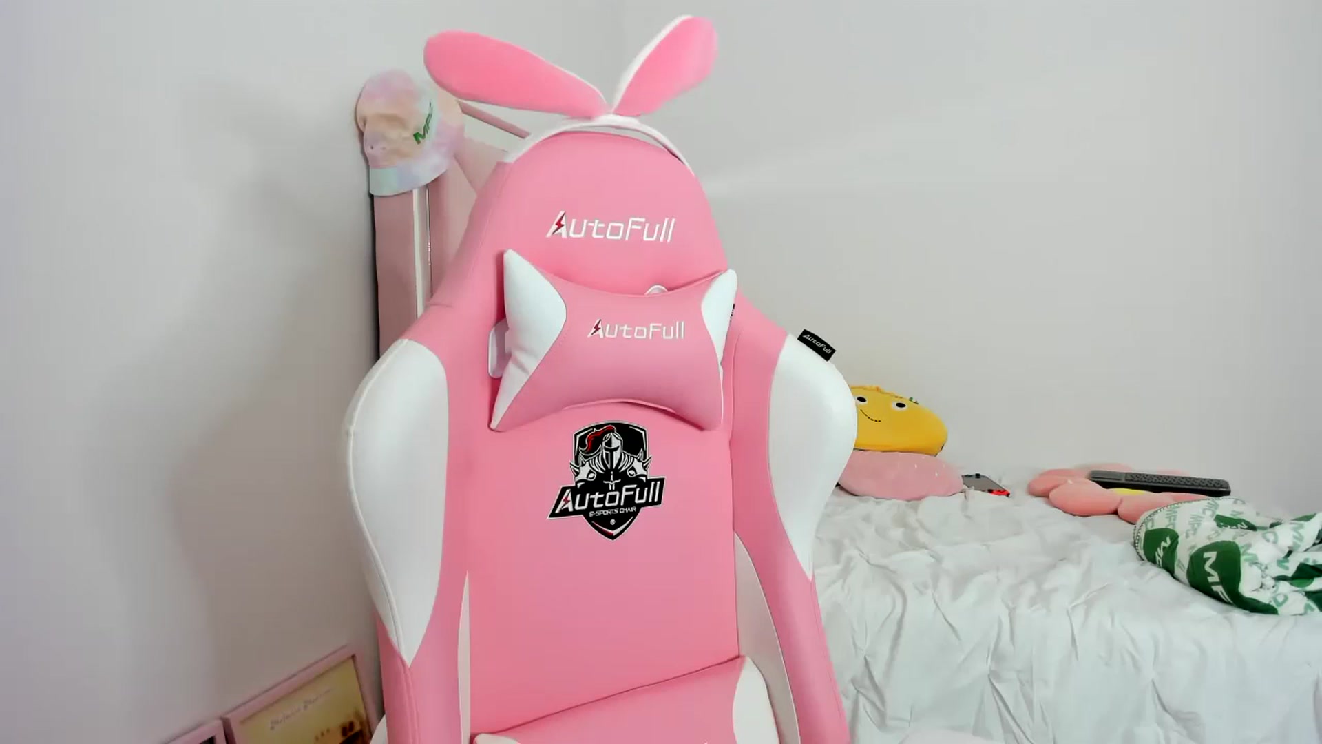 Gallery image thumbnail from Cherrycute666's myfreecams stream on, 11/28/2023, 24:16 image 17 of 20