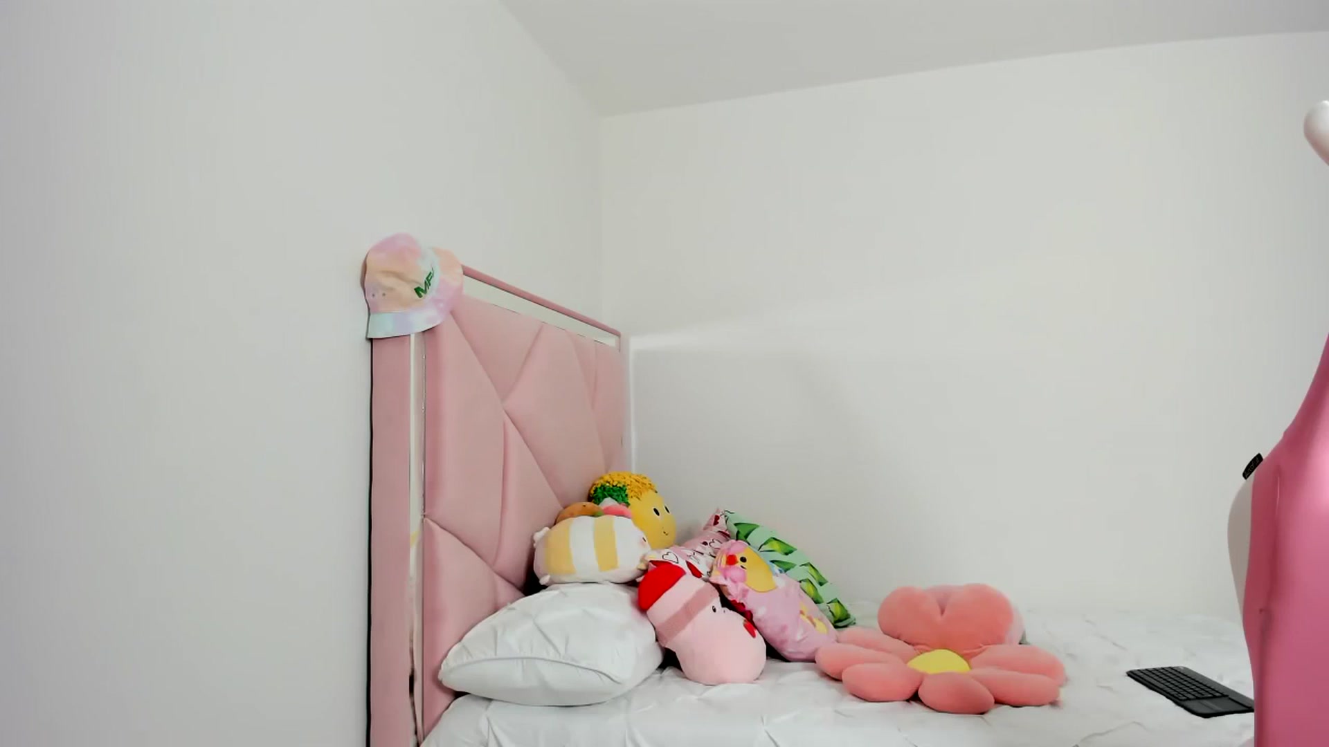 Gallery image thumbnail from Cherrycute666's myfreecams stream on, 11/30/2023, 06:05 image 13 of 20