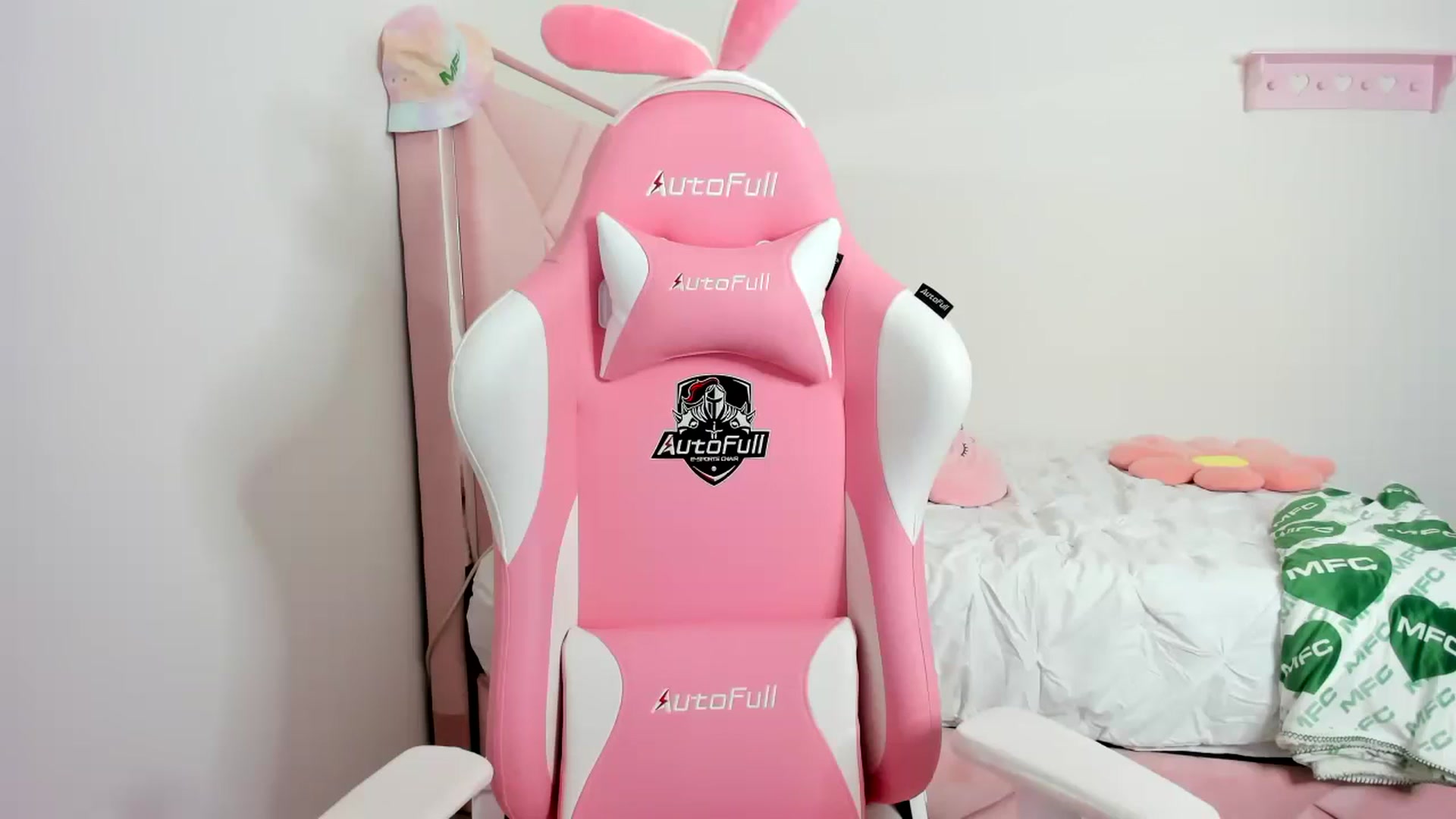 Gallery image thumbnail from Cherrycute666's myfreecams stream on, 12/01/2023, 04:09 image 19 of 20