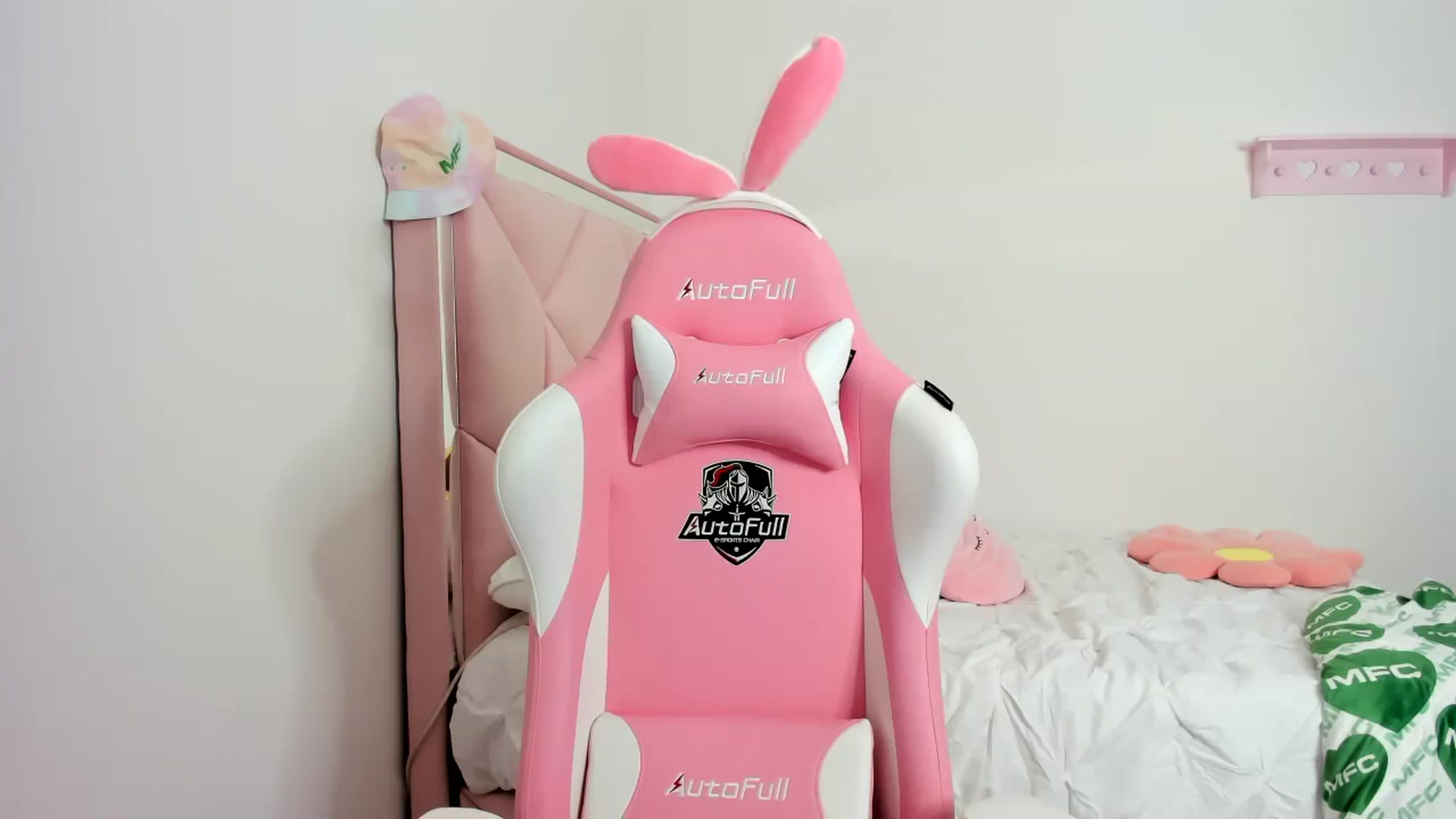 Gallery image thumbnail from Cherrycute666's myfreecams stream on, 12/01/2023, 04:09 image 3 of 20