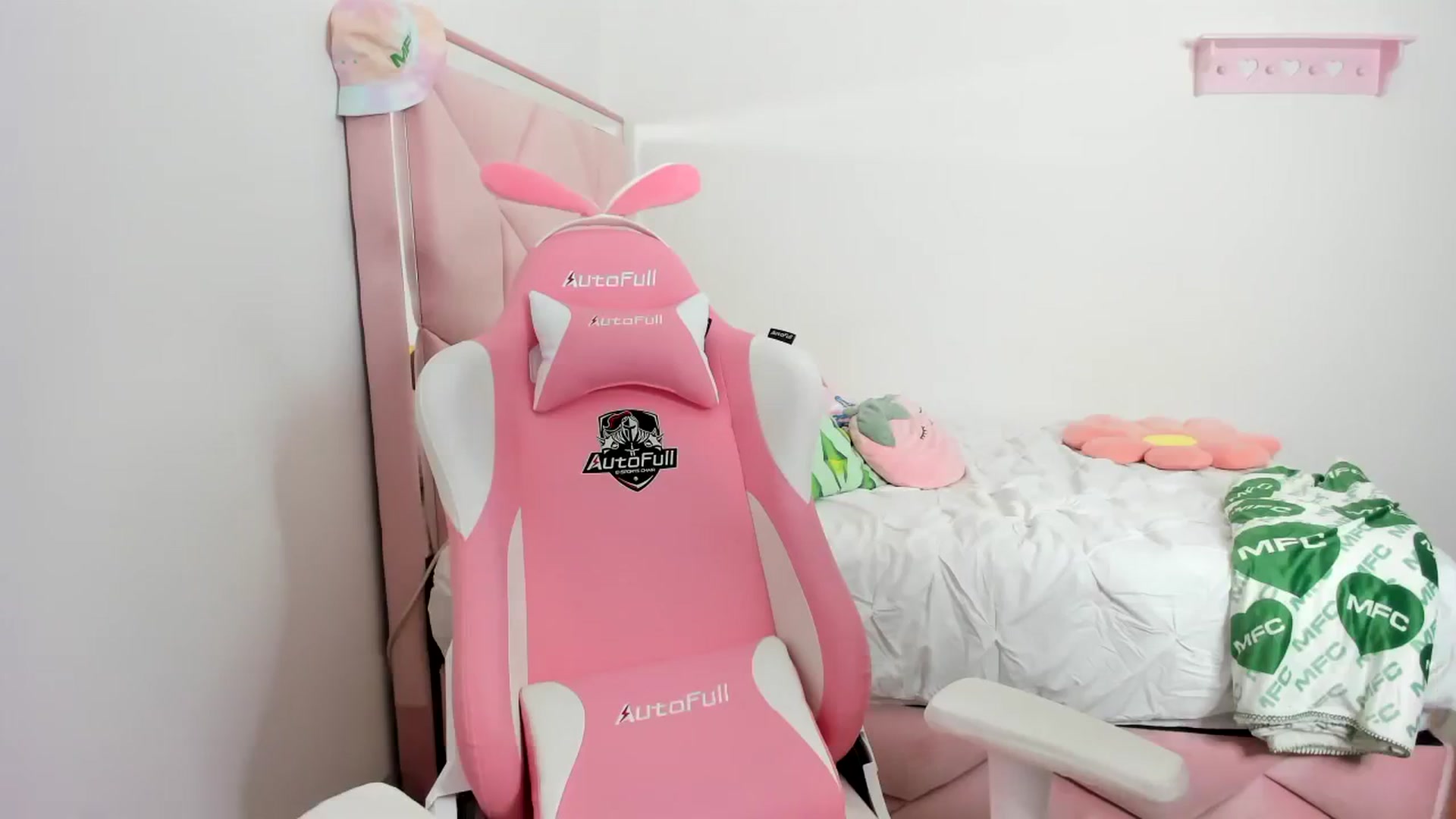 Gallery image thumbnail from Cherrycute666's myfreecams stream on, 12/01/2023, 07:09 image 14 of 20