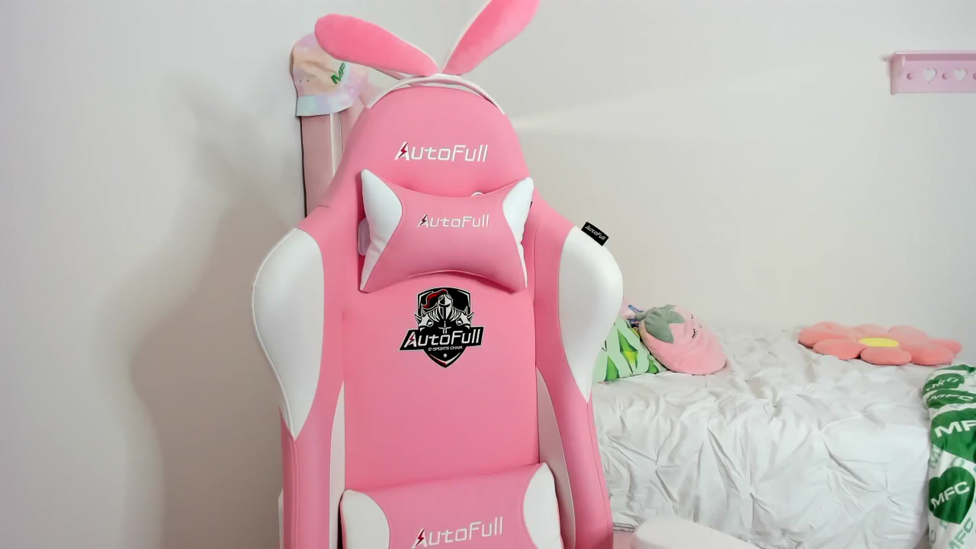 Gallery image thumbnail from Cherrycute666's myfreecams stream on, 12/01/2023, 07:09 image 6 of 20