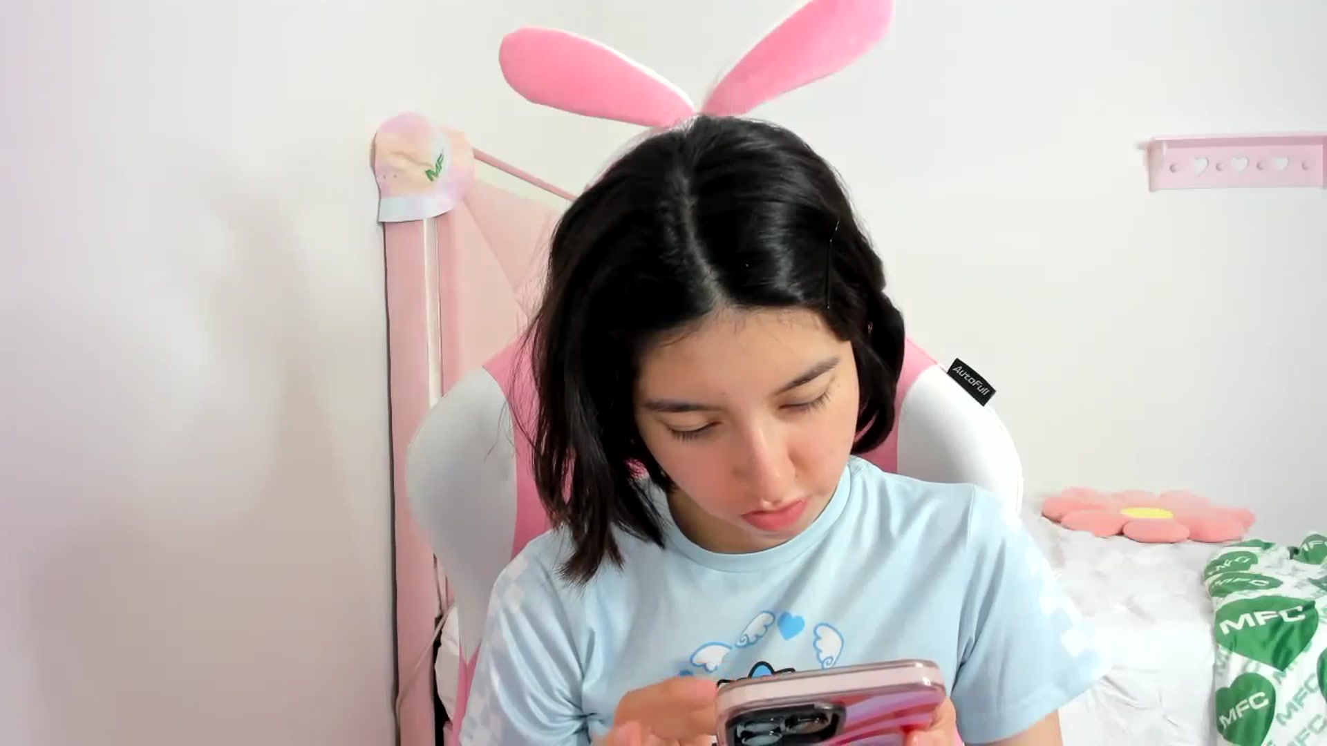 Gallery image thumbnail from Cherrycute666's myfreecams stream on, 12/01/2023, 07:09 image 15 of 20