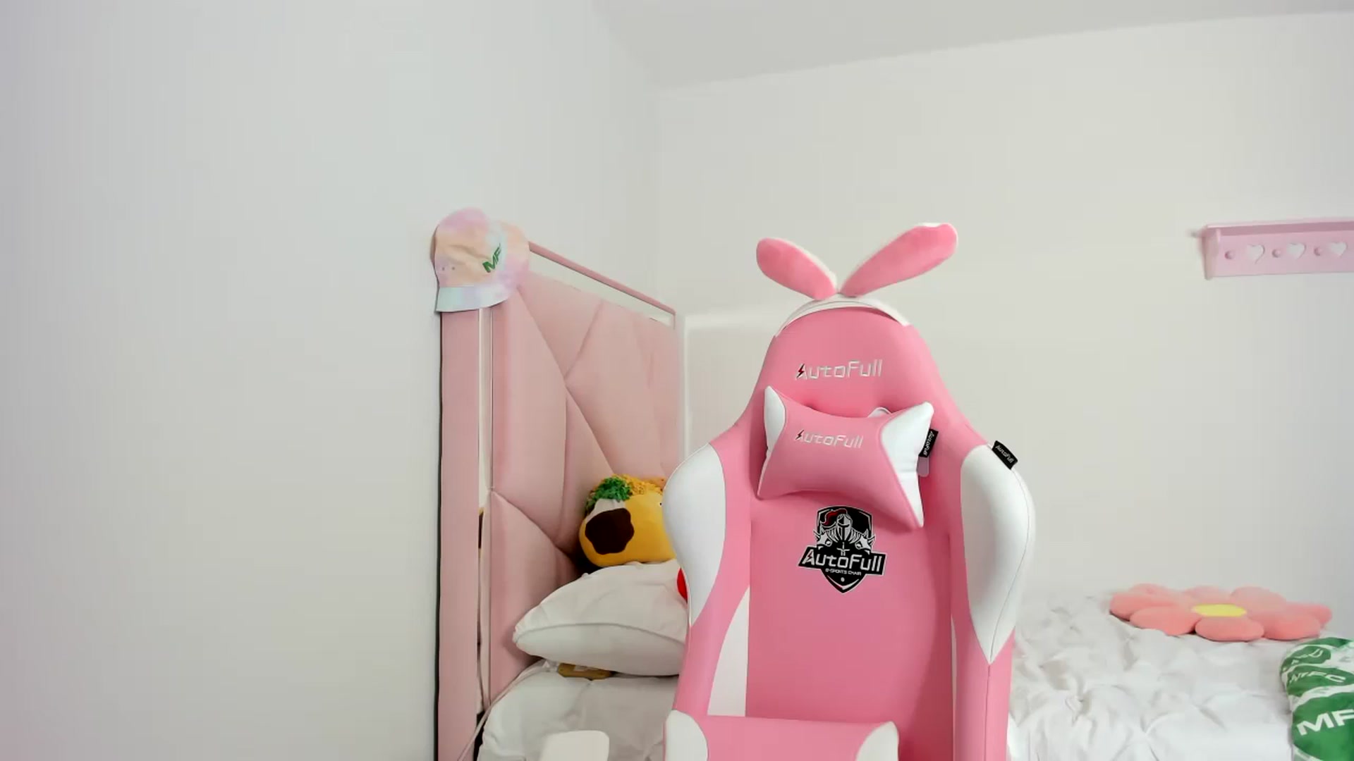 Gallery image thumbnail from Cherrycute666's myfreecams stream on, 12/01/2023, 09:33 image 9 of 20