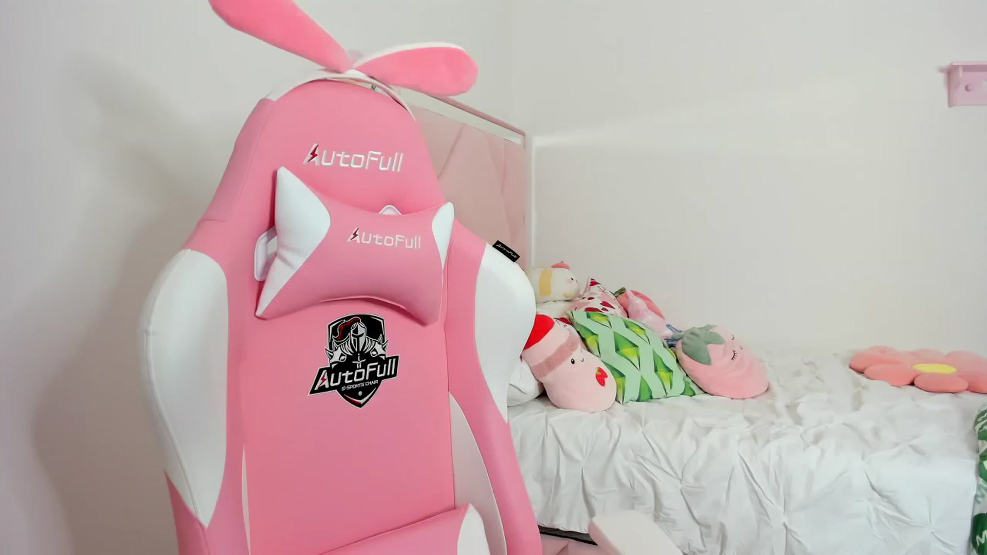 Gallery image thumbnail from Cherrycute666's myfreecams stream on, 12/01/2023, 10:09 image 18 of 20