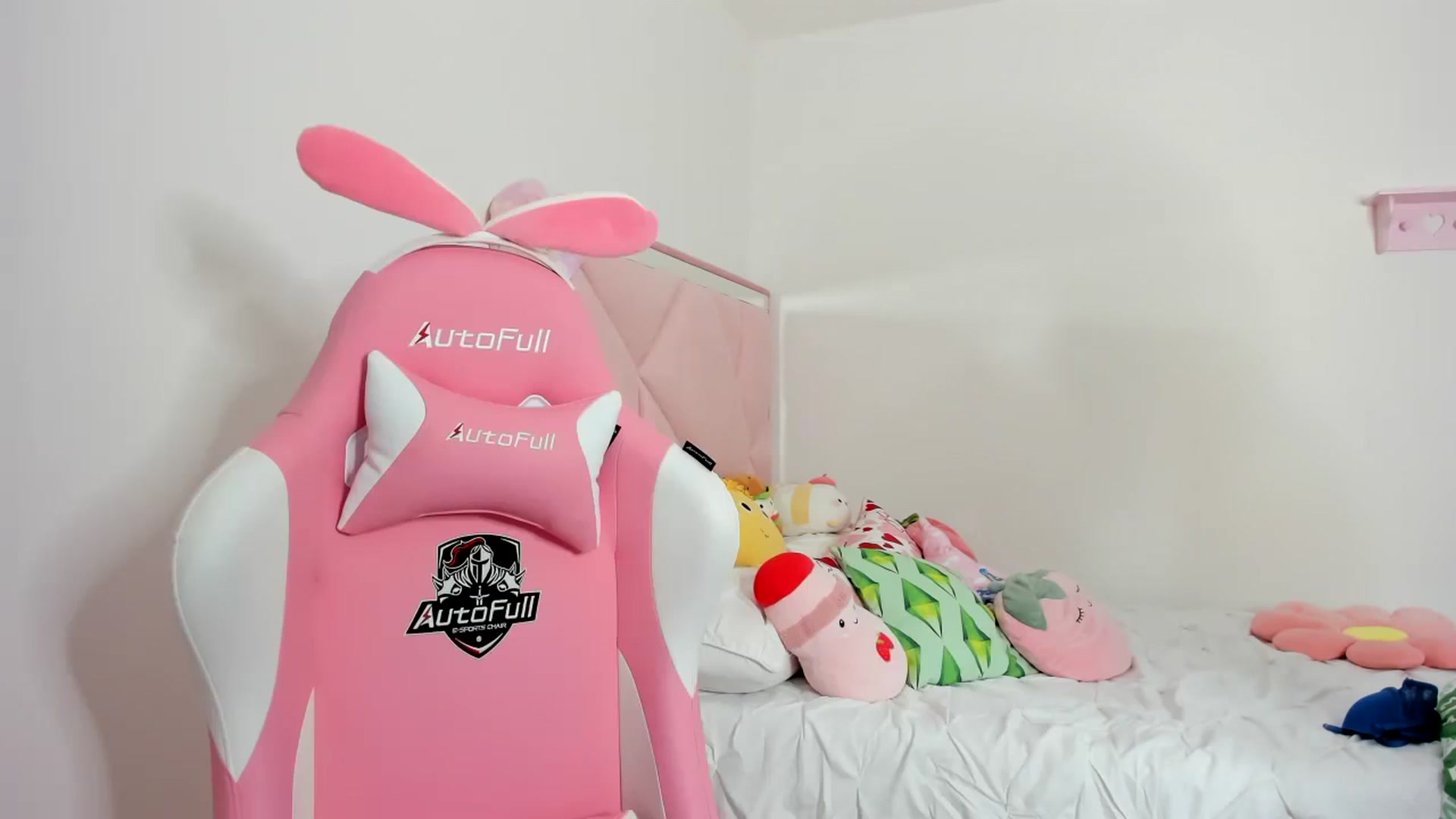 Gallery image thumbnail from Cherrycute666's myfreecams stream on, 12/01/2023, 10:09 image 13 of 20