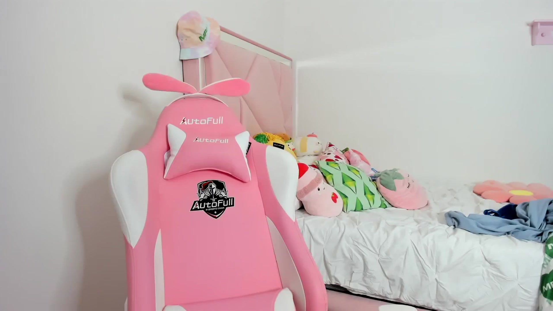 Gallery image thumbnail from Cherrycute666's myfreecams stream on, 12/01/2023, 10:09 image 11 of 20