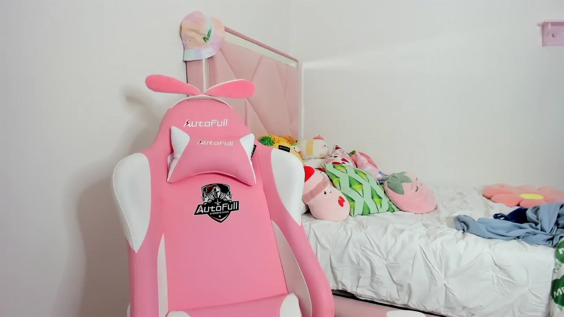Gallery image thumbnail from Cherrycute666's myfreecams stream on, 12/01/2023, 10:09 image 12 of 20