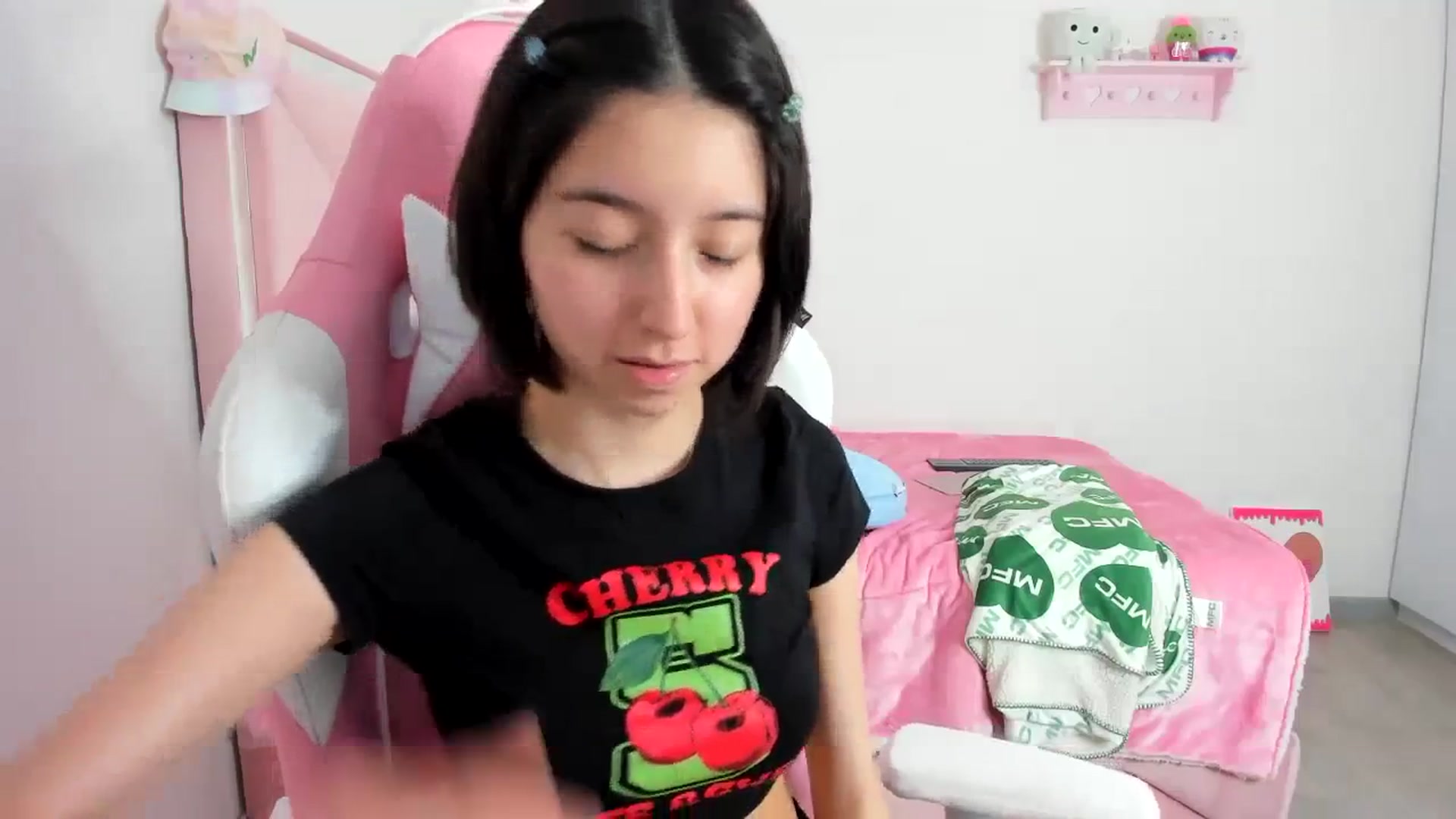 Gallery image thumbnail from Cherrycute666's myfreecams stream on, 12/06/2023, 01:45 image 15 of 20