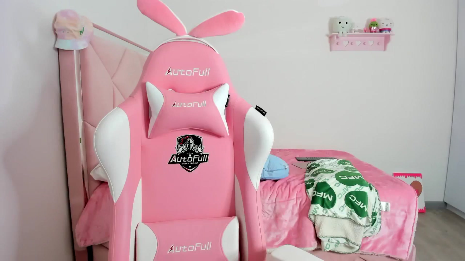 Gallery image thumbnail from Cherrycute666's myfreecams stream on, 12/06/2023, 01:45 image 17 of 20