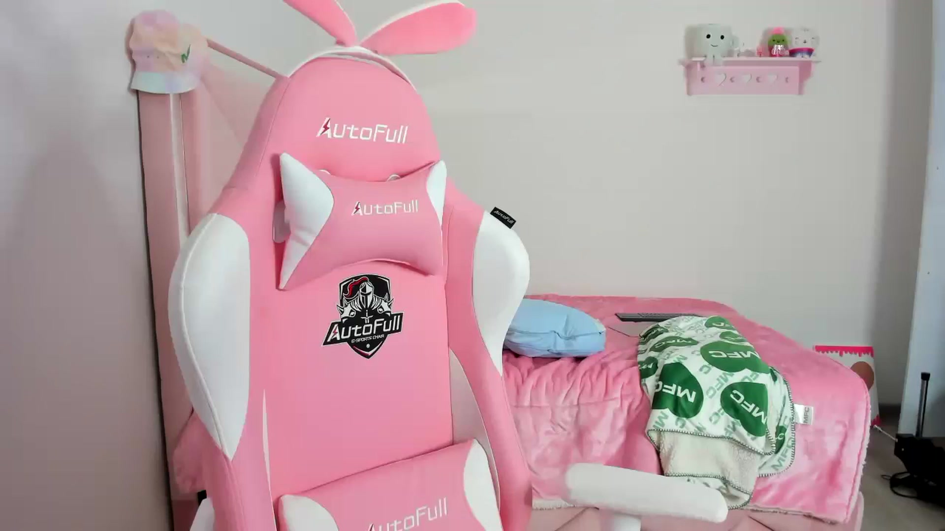 Gallery image thumbnail from Cherrycute666's myfreecams stream on, 12/06/2023, 01:45 image 3 of 20