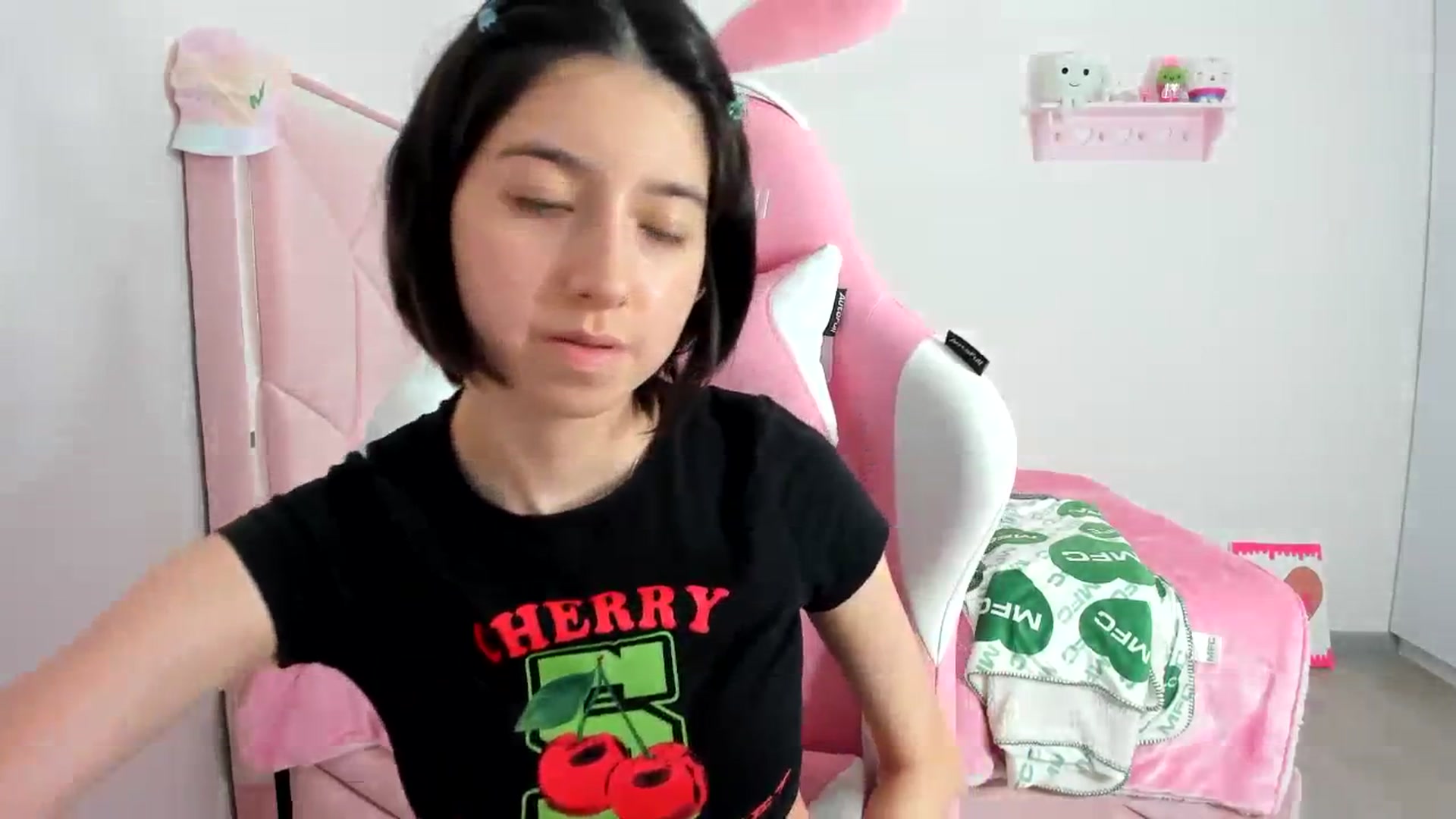 Gallery image thumbnail from Cherrycute666's myfreecams stream on, 12/06/2023, 01:45 image 16 of 20