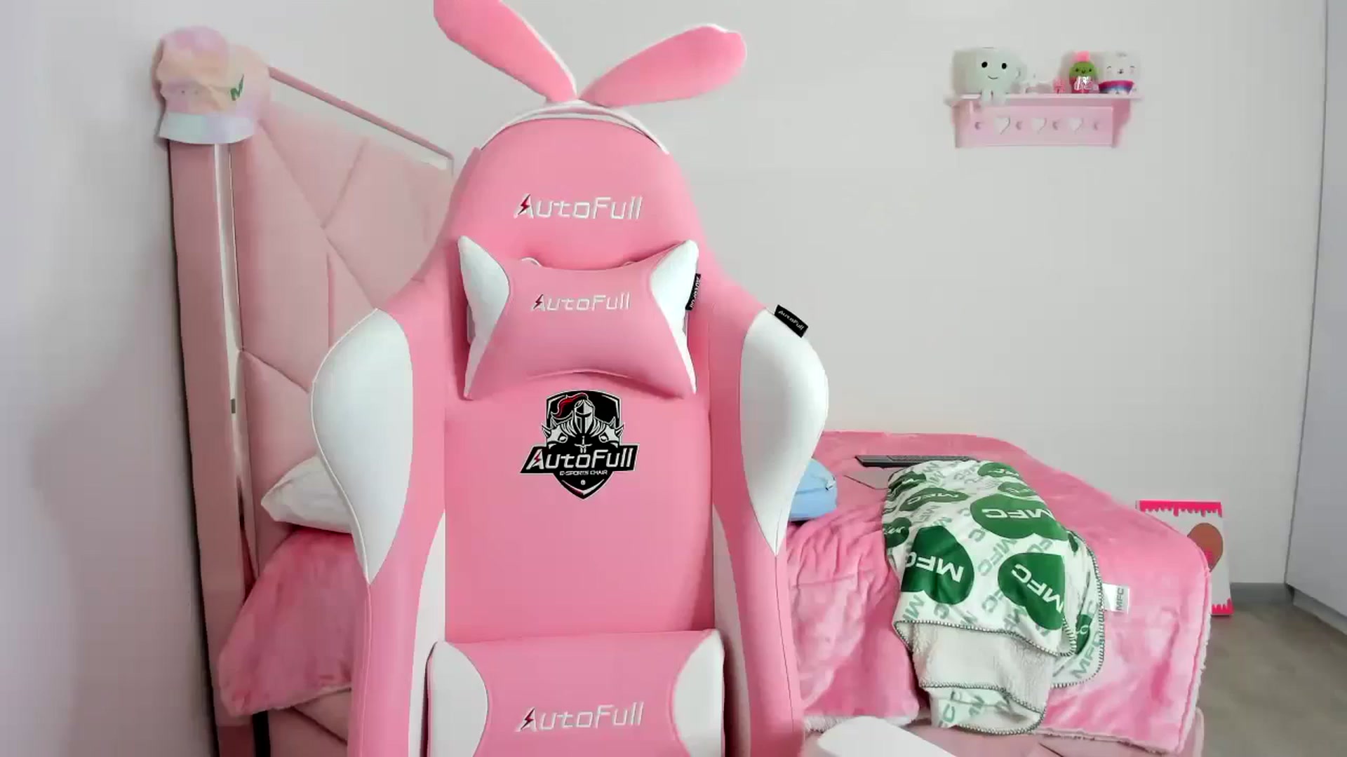 Gallery image thumbnail from Cherrycute666's myfreecams stream on, 12/06/2023, 01:45 image 18 of 20