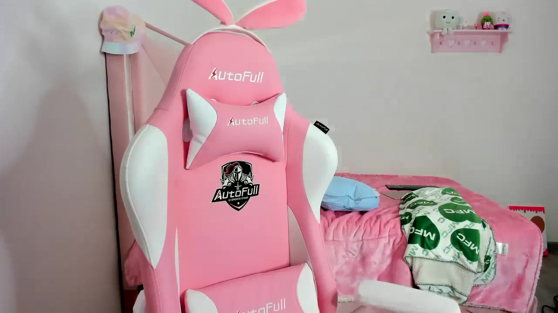 Gallery image thumbnail from Cherrycute666's myfreecams stream on, 12/06/2023, 01:45 image 2 of 20