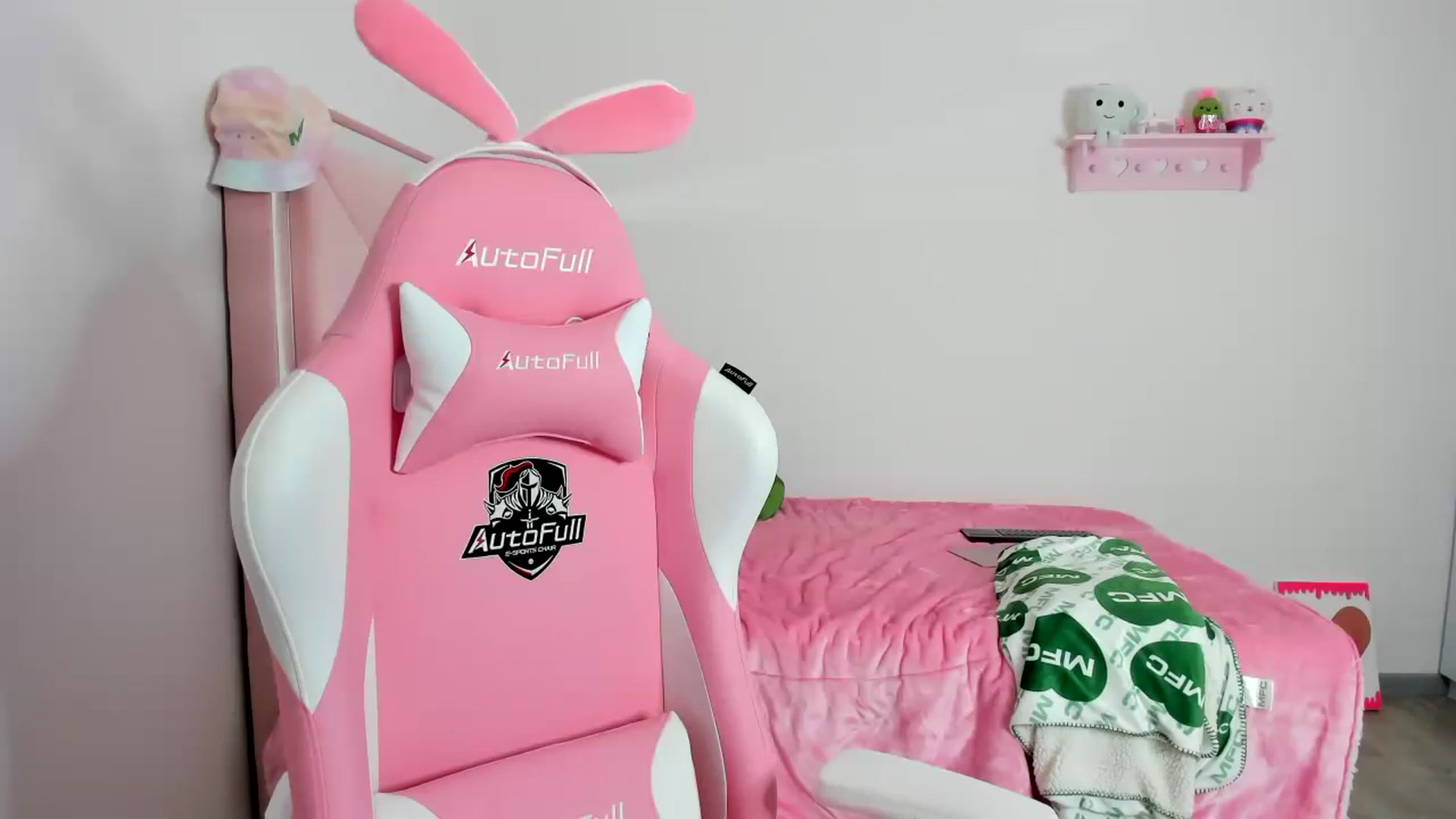Gallery image thumbnail from Cherrycute666's myfreecams stream on, 12/06/2023, 04:27 image 12 of 20