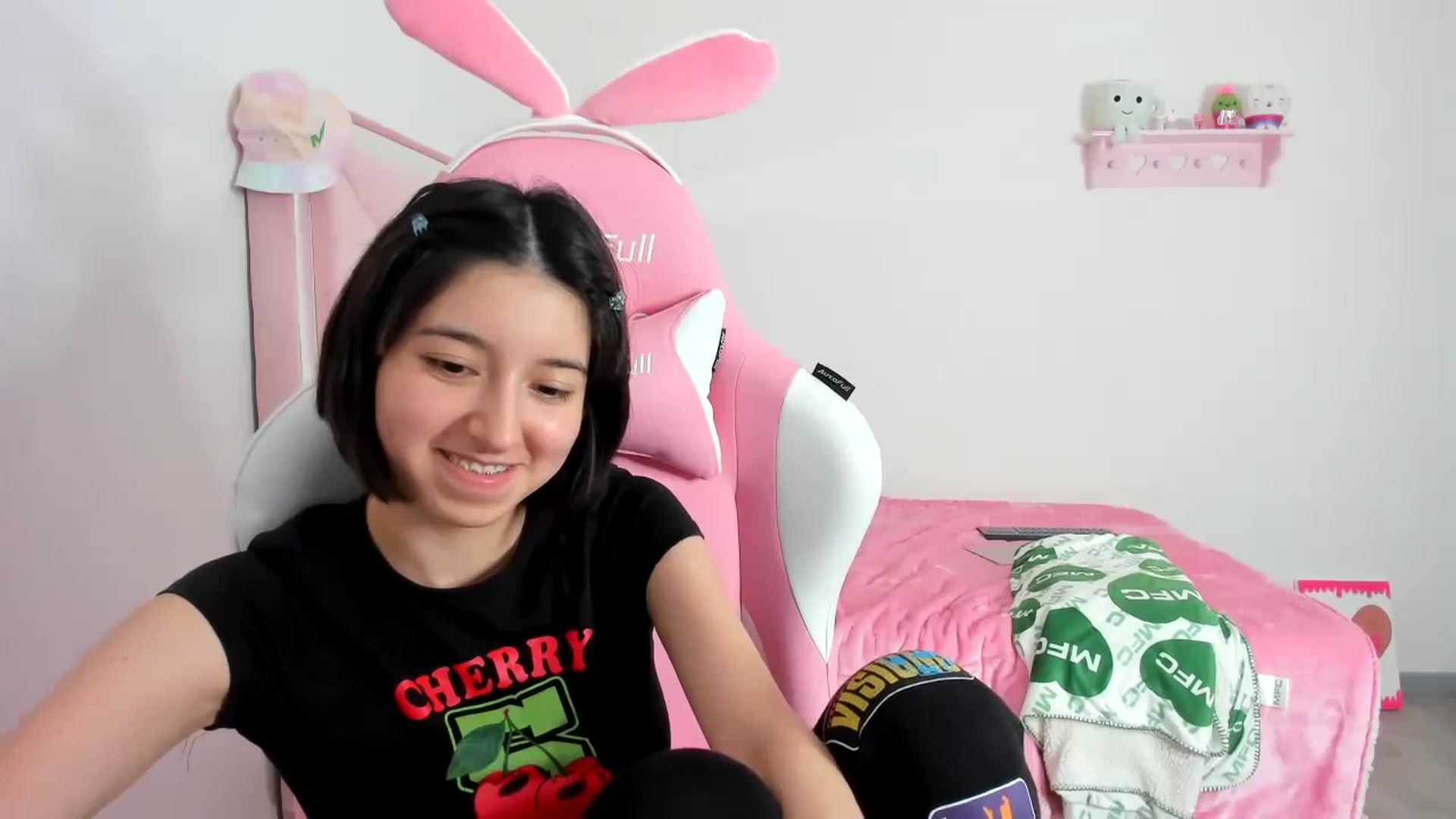 Gallery image thumbnail from Cherrycute666's myfreecams stream on, 12/06/2023, 04:27 image 3 of 20
