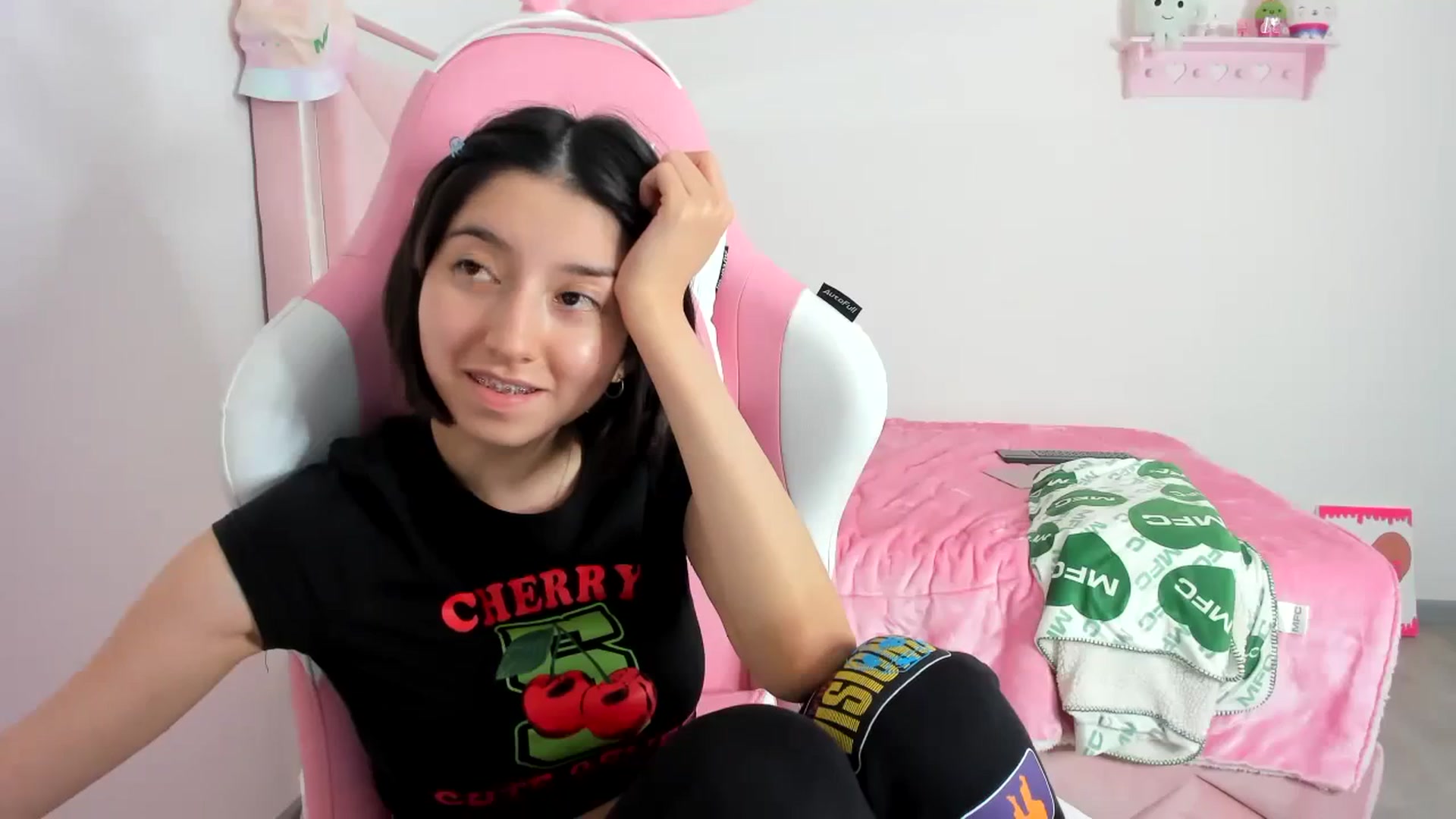 Gallery image thumbnail from Cherrycute666's myfreecams stream on, 12/06/2023, 04:27 image 4 of 20