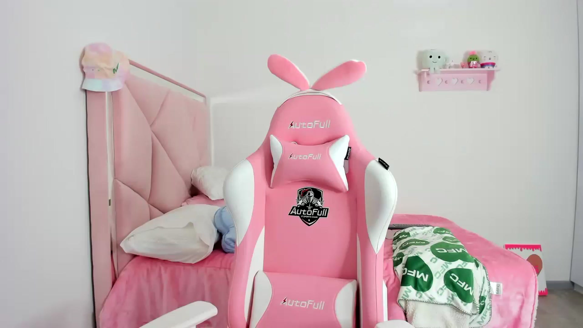 Gallery image thumbnail from Cherrycute666's myfreecams stream on, 12/06/2023, 04:27 image 10 of 20