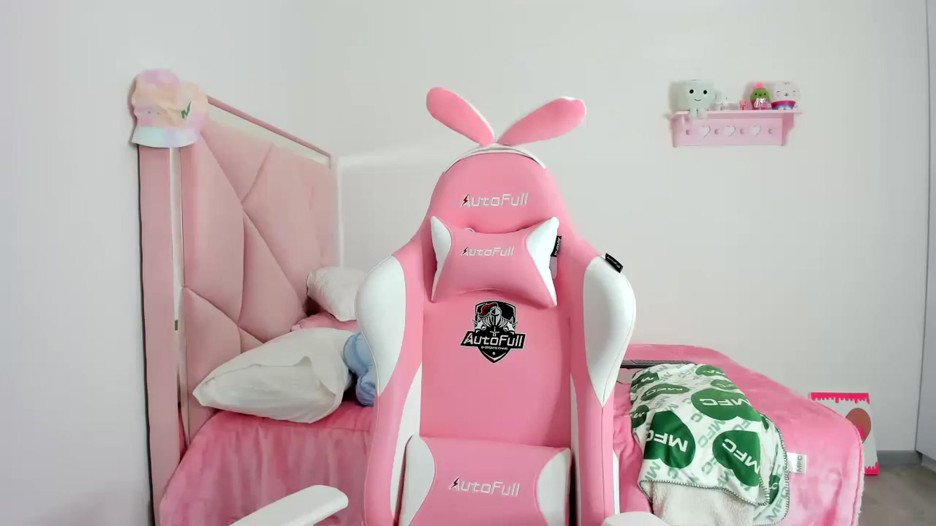 Gallery image thumbnail from Cherrycute666's myfreecams stream on, 12/06/2023, 04:27 image 9 of 20