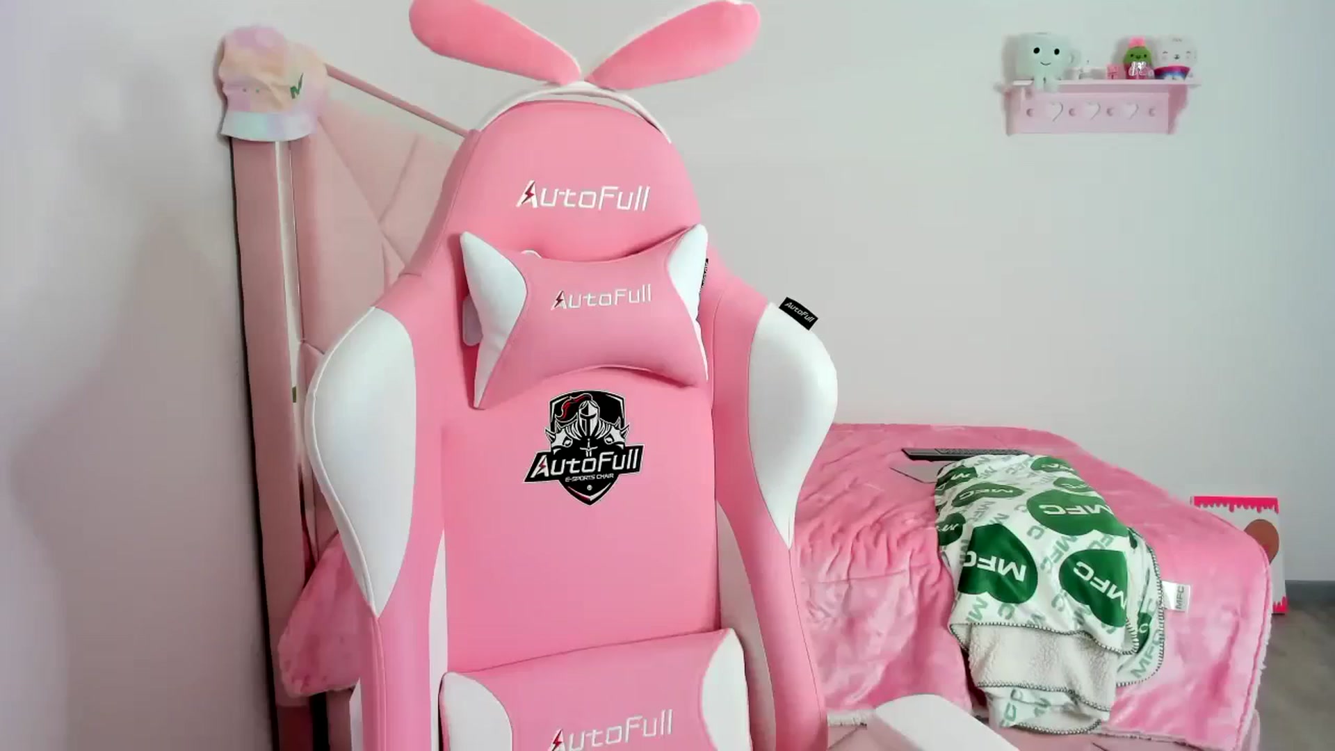 Gallery image thumbnail from Cherrycute666's myfreecams stream on, 12/06/2023, 05:34 image 18 of 20