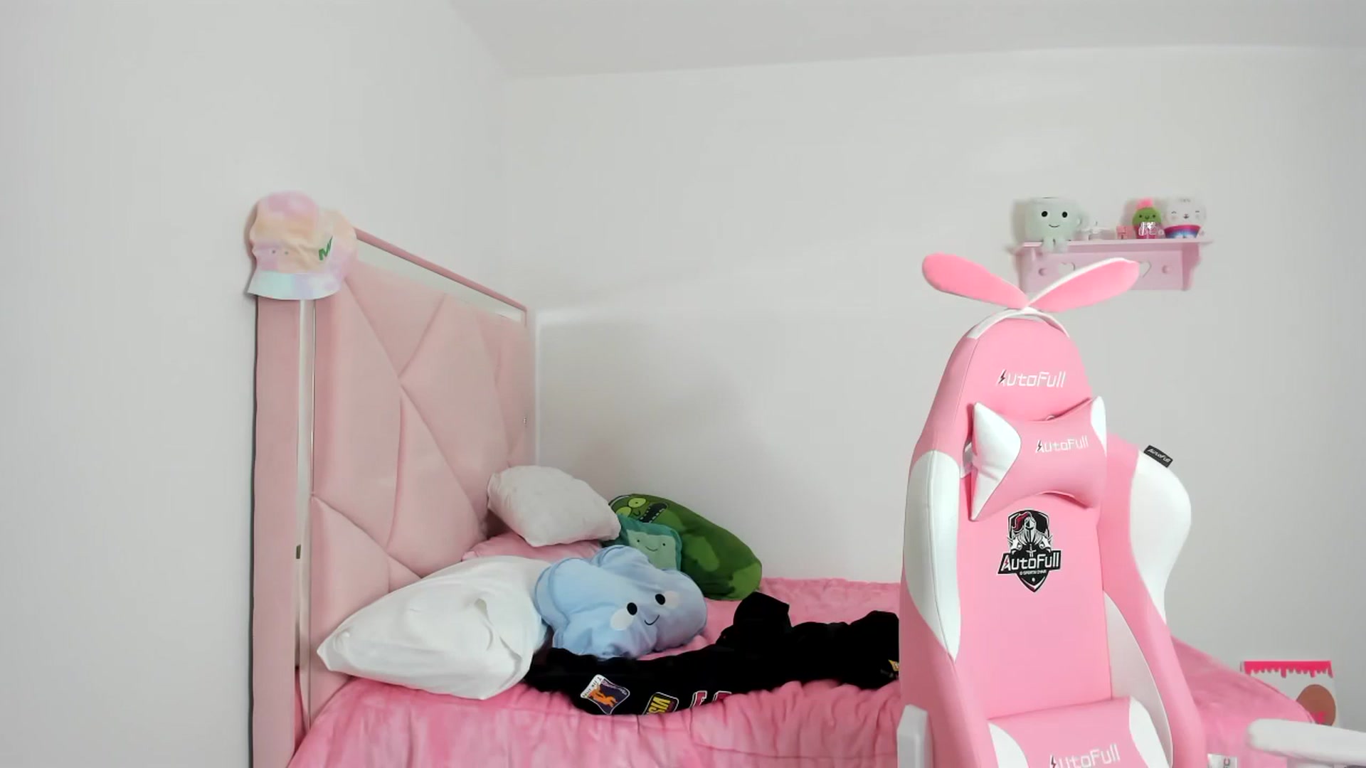 Gallery image thumbnail from Cherrycute666's myfreecams stream on, 12/06/2023, 06:39 image 6 of 20