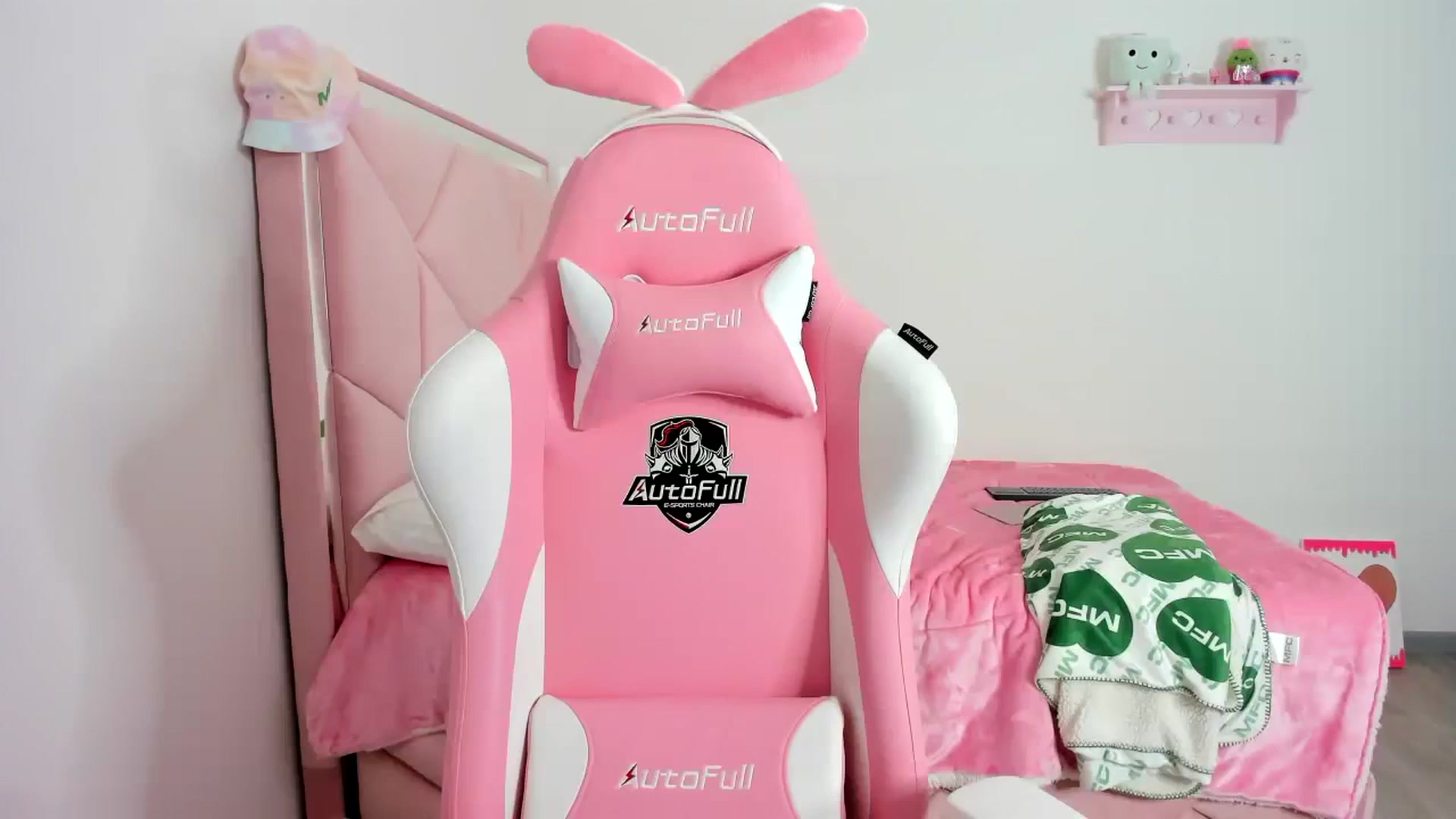 Gallery image thumbnail from Cherrycute666's myfreecams stream on, 12/06/2023, 06:39 image 3 of 20