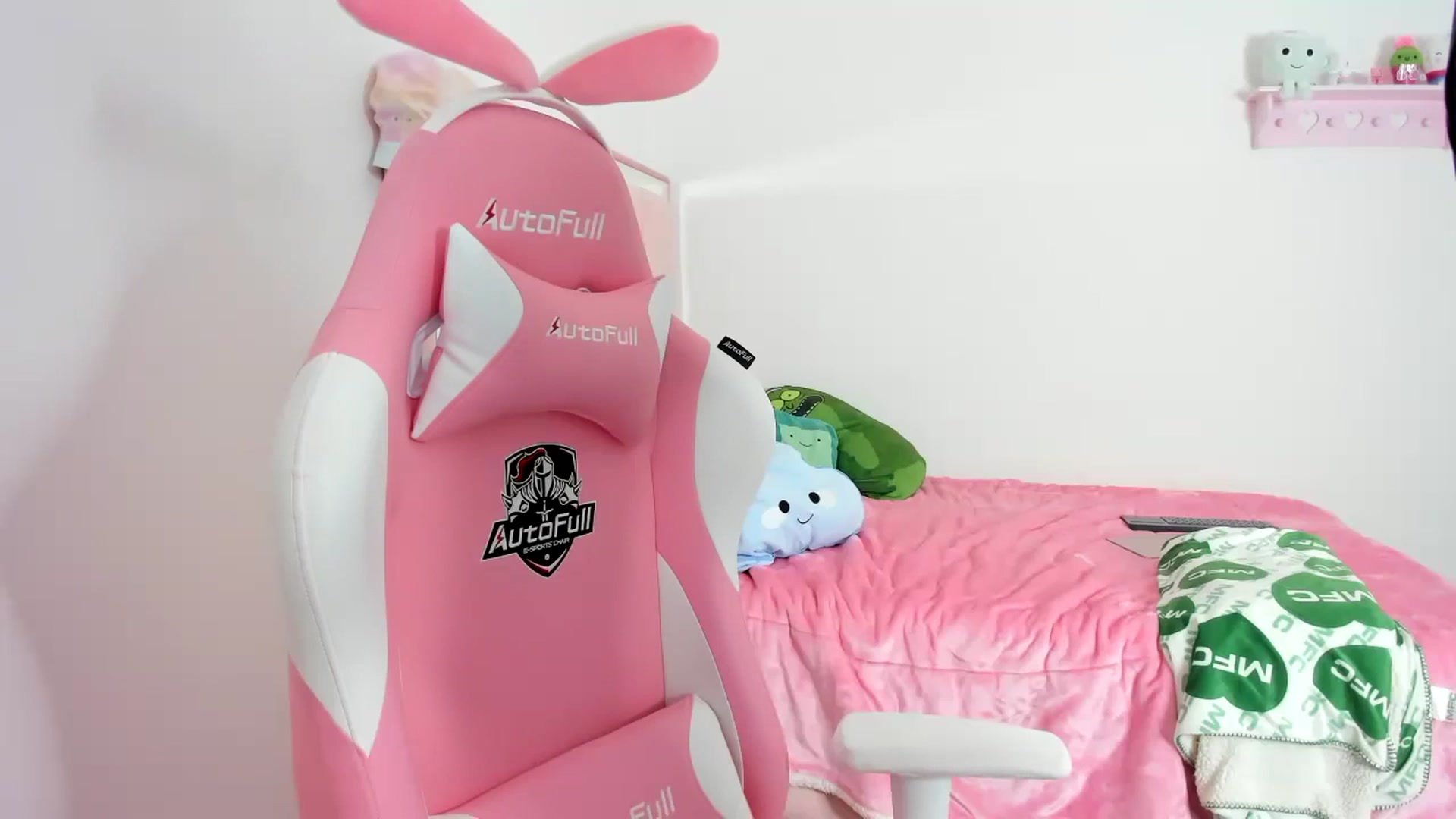 Gallery image thumbnail from Cherrycute666's myfreecams stream on, 12/06/2023, 07:27 image 18 of 20
