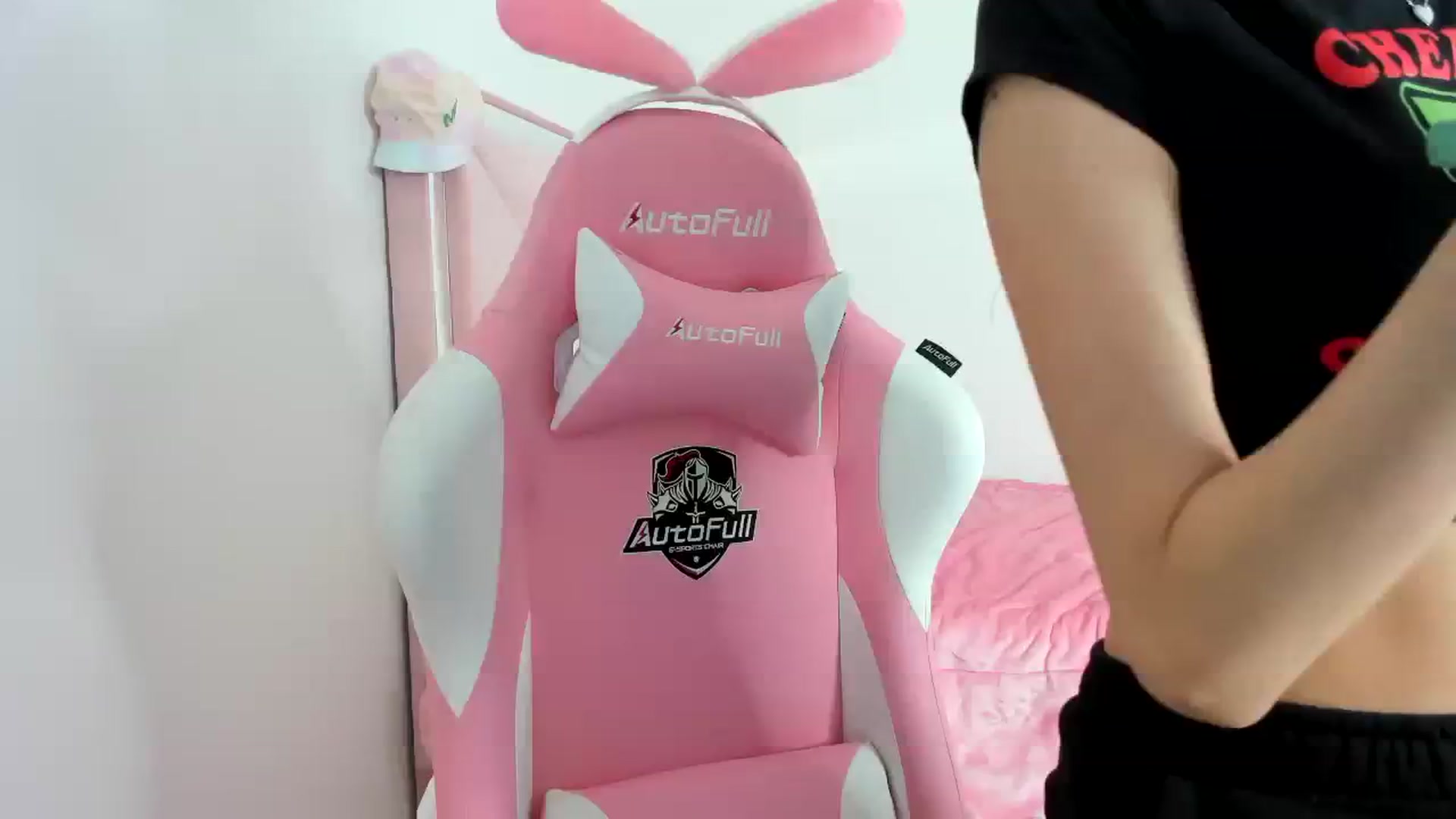 Gallery image thumbnail from Cherrycute666's myfreecams stream on, 12/06/2023, 07:27 image 16 of 20
