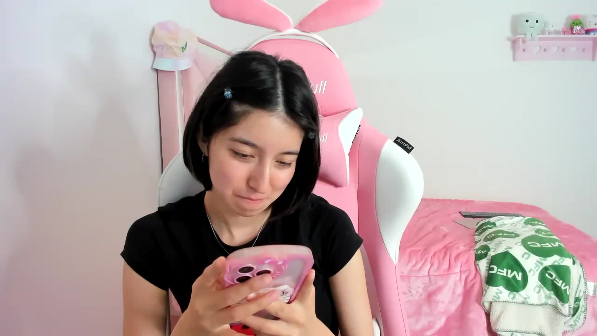 Gallery image thumbnail from Cherrycute666's myfreecams stream on, 12/06/2023, 07:27 image 13 of 20