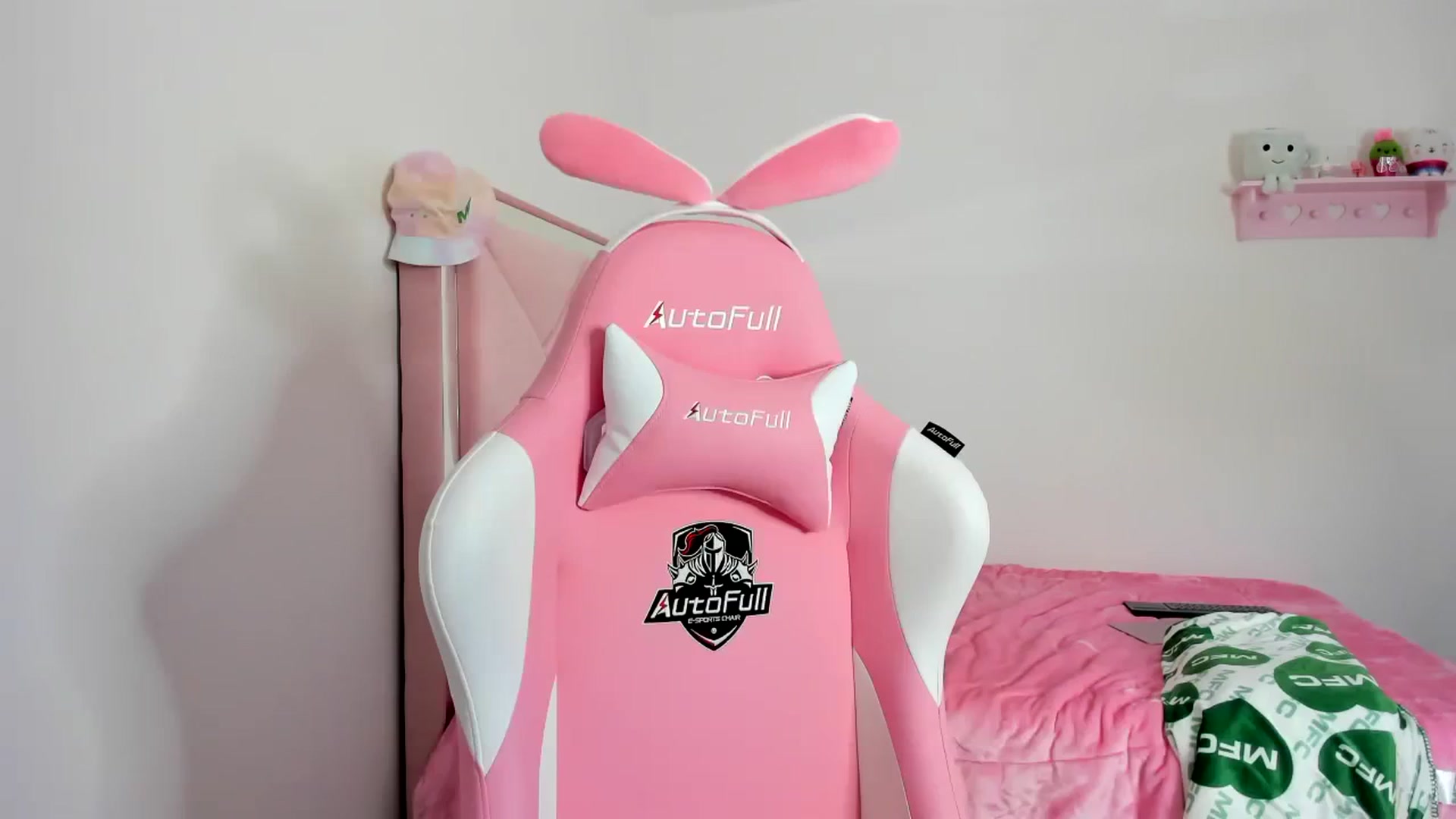 Gallery image thumbnail from Cherrycute666's myfreecams stream on, 12/06/2023, 07:27 image 6 of 20