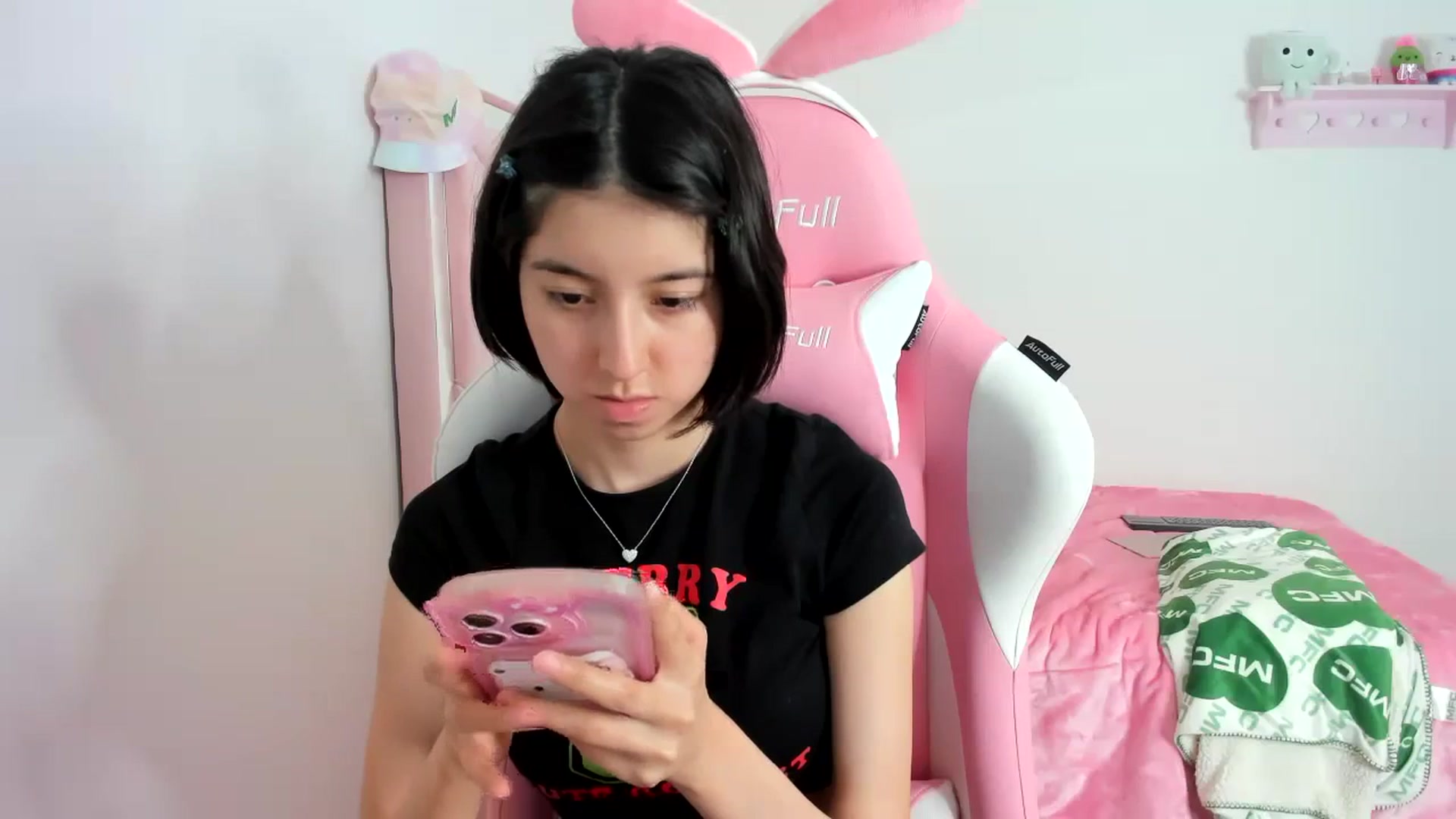 Gallery image thumbnail from Cherrycute666's myfreecams stream on, 12/06/2023, 07:27 image 15 of 20