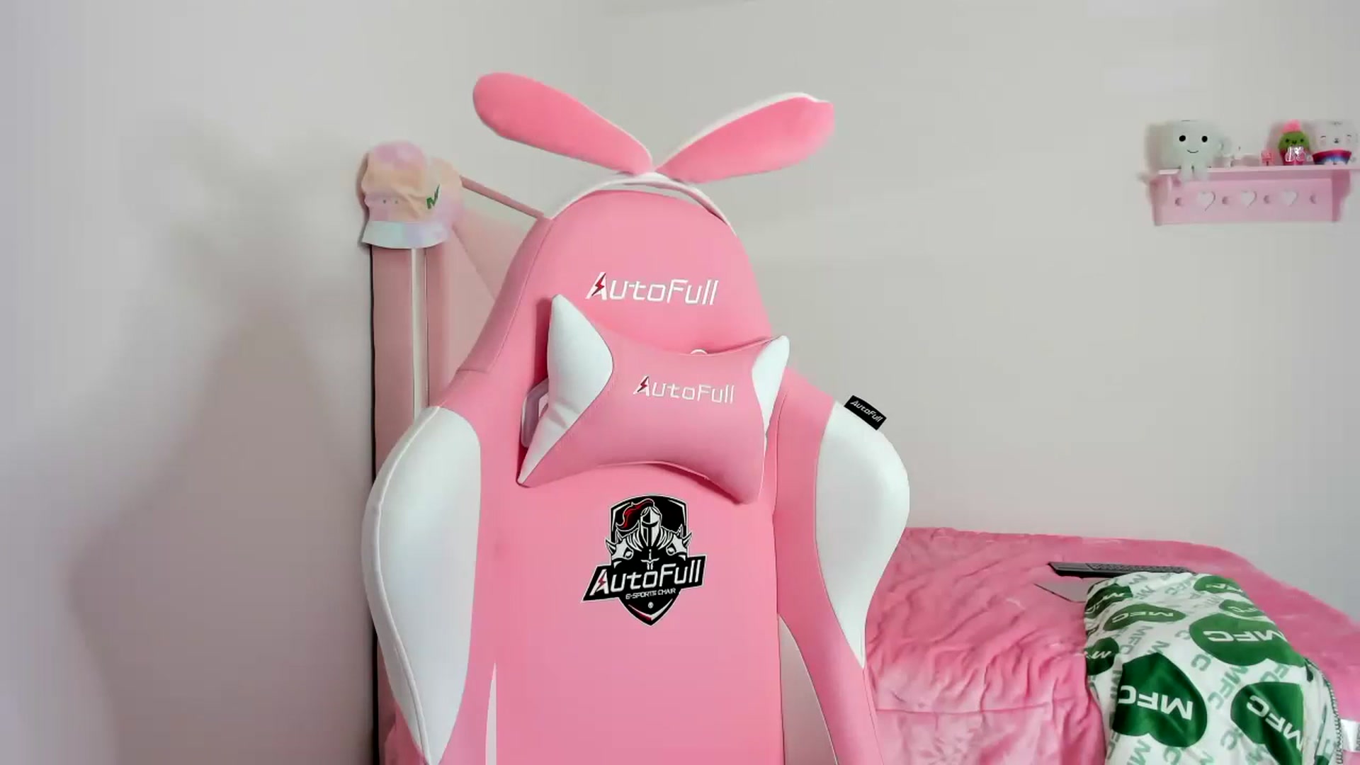 Gallery image thumbnail from Cherrycute666's myfreecams stream on, 12/06/2023, 07:27 image 7 of 20