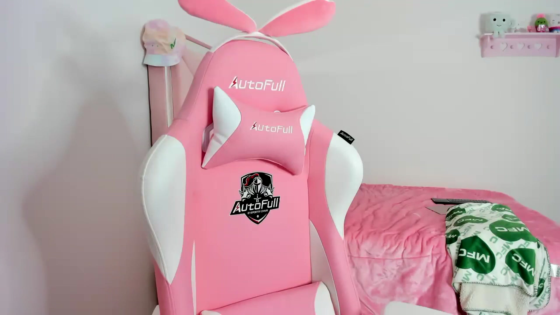 Gallery image thumbnail from Cherrycute666's myfreecams stream on, 12/06/2023, 07:27 image 17 of 20
