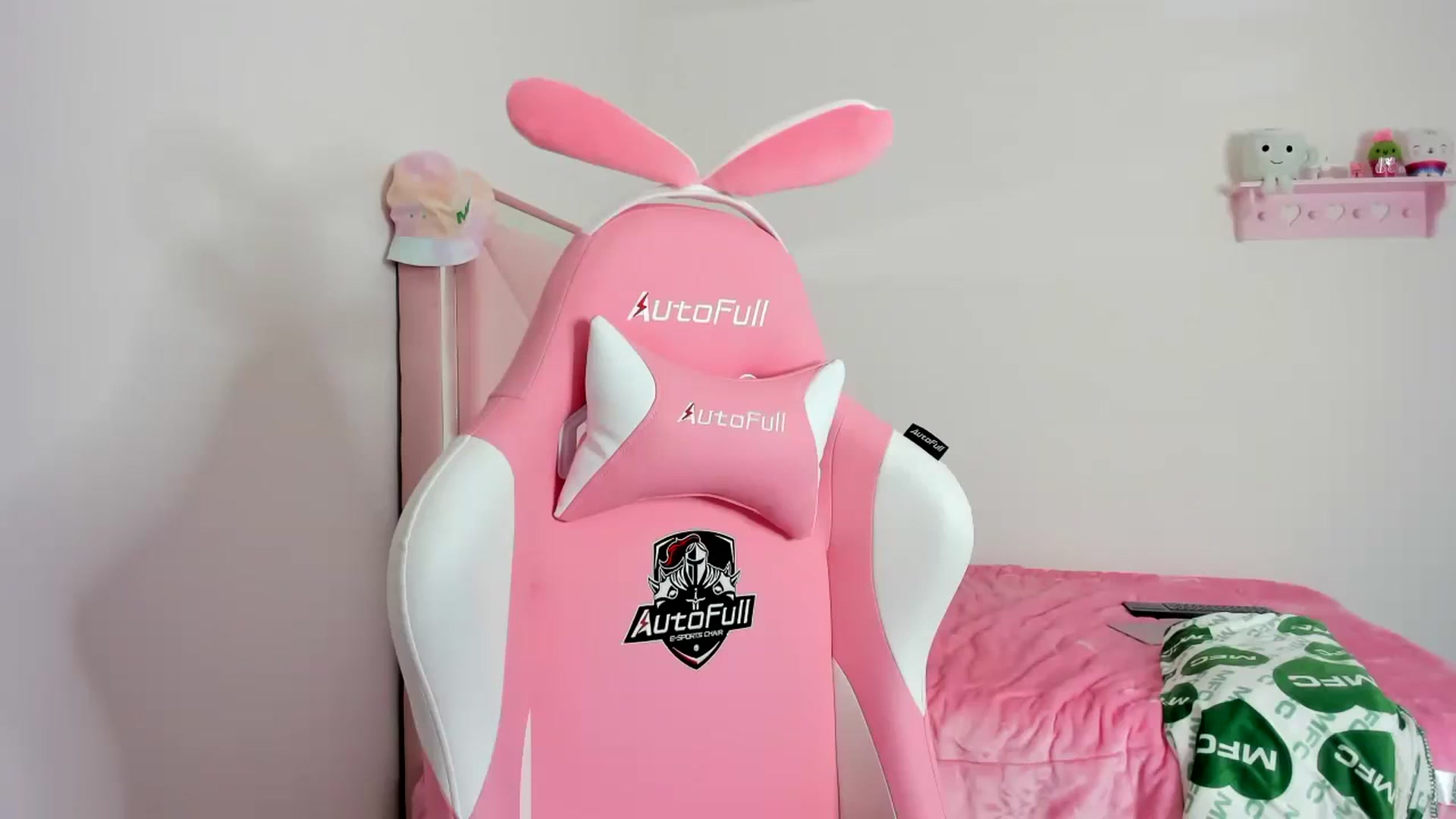Gallery image thumbnail from Cherrycute666's myfreecams stream on, 12/06/2023, 07:27 image 8 of 20