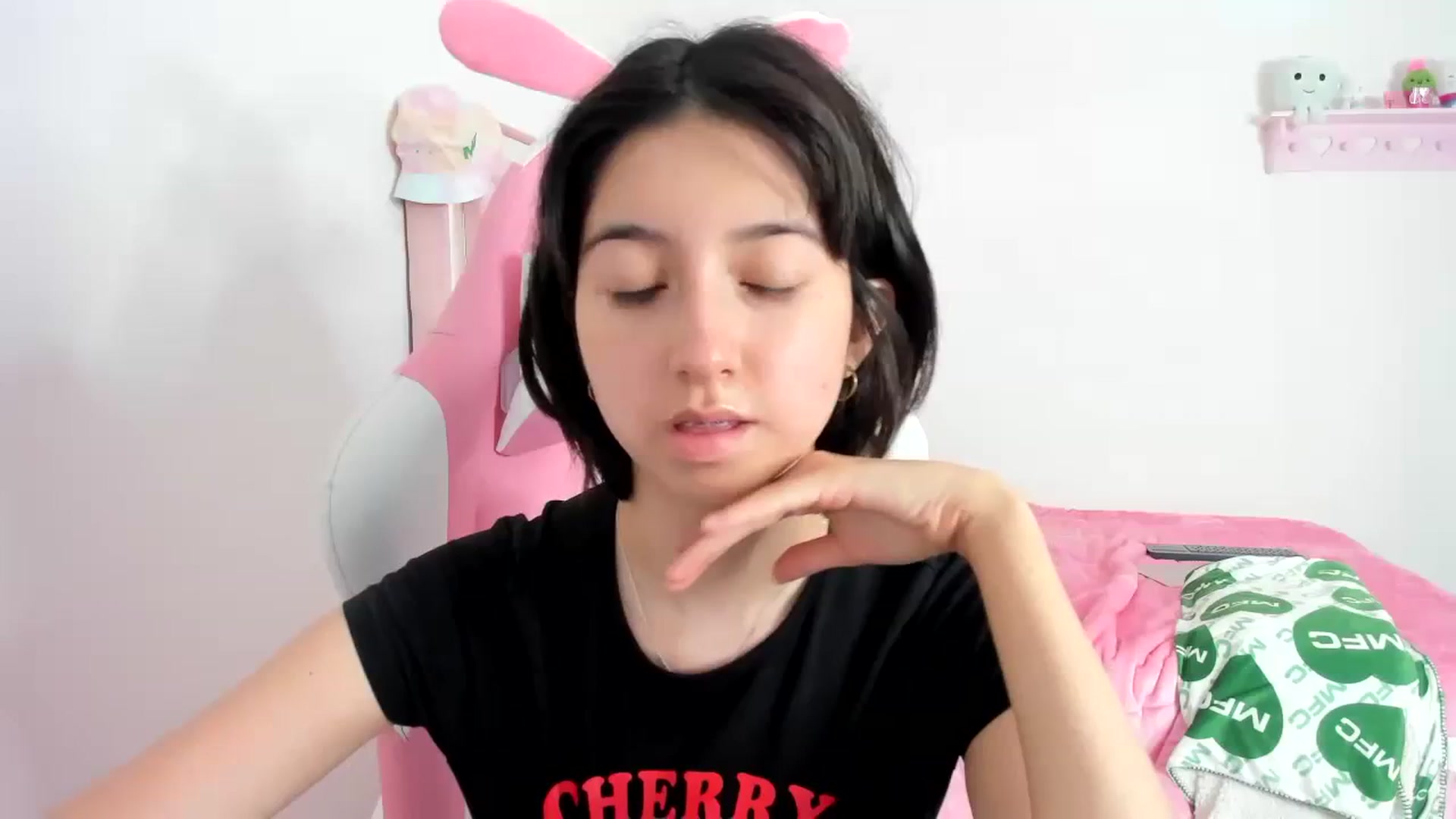 Gallery image thumbnail from Cherrycute666's myfreecams stream on, 12/06/2023, 08:39 image 2 of 20